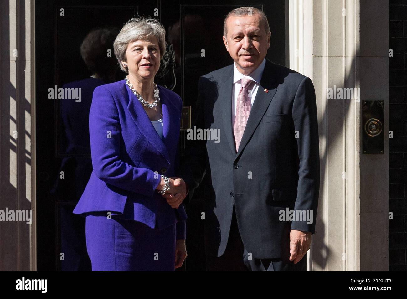 (180515) -- LONDRES, le 15 mai 2018 -- la première ministre britannique Theresa May (à gauche) salue le président turc Recep Tayyip Erdogan avant leur rencontre au 10 Downing Street à Londres, en Grande-Bretagne, le 15 mai 2018. GRANDE-BRETAGNE-LONDRES-TURQUIE-PRÉSIDENT-VISITE RayxTang PUBLICATIONxNOTxINxCHN Banque D'Images