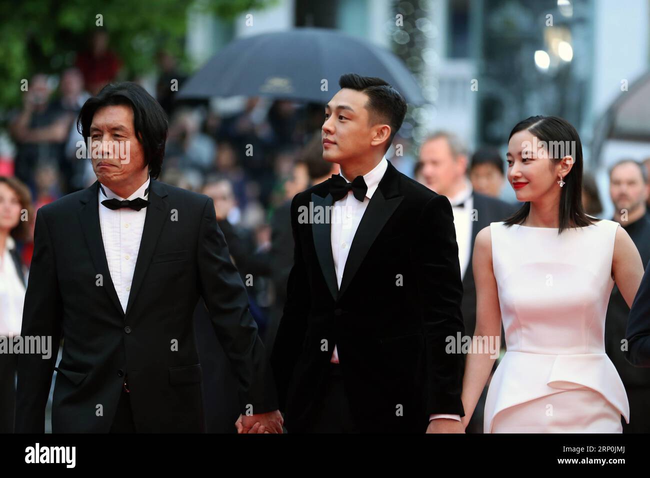 (180517) -- CANNES, le 17 mai 2018 -- l'actrice Jeon Jong-seo (R), l'acteur Yoo Ah-in (C) et le réalisateur Lee Chang-dong posent sur le tapis rouge lors de la première du film Burning au 71e Festival International du film de Cannes à Cannes, France, le 16 mai 2018. Le 71e Festival International du film de Cannes se tient du 8 au 19 mai. ) (ZXJ) FRANCE-CANNES-71ST FESTIVAL INTERNATIONAL DU FILM-TAPIS ROUGE BRÛLANT LUOXHUANHUAN PUBLICATIONXNOTXINXCHN Banque D'Images