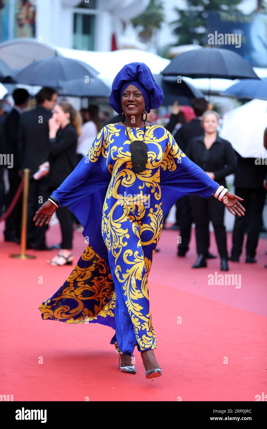 (180517) -- CANNES, le 17 mai 2018 -- la compositrice burundaise Khadja Nin pose sur le tapis rouge lors de la première du film Burning au 71e Festival International du film de Cannes à Cannes, France, le 16 mai 2018. Le 71e Festival International du film de Cannes se tient du 8 au 19 mai. ) (ZXJ) FRANCE-CANNES-71ST FESTIVAL INTERNATIONAL DU FILM-KHADJA NIN-TAPIS ROUGE LUOXHUANHUAN PUBLICATIONXNOTXINXCHN Banque D'Images