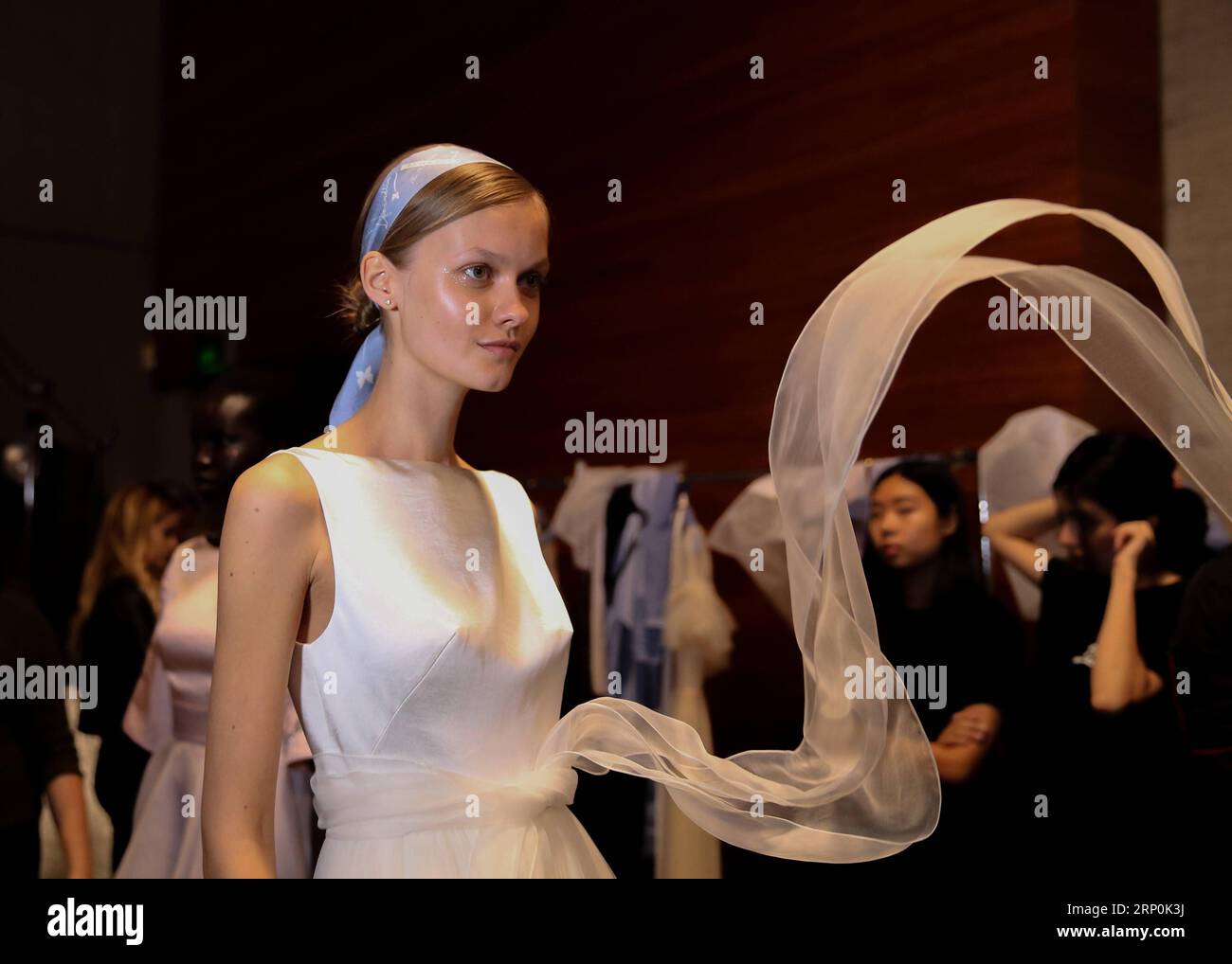 (180517) -- SYDNEY, 17 mai 2018 -- Un mannequin se prépare pour une création de Leo&Lin dans les coulisses de la Mercedes-Benz Fashion week Australia à Sydney, Australie, le 17 mai 2018.) (wtc) AUSTRALIA-SYDNEY-FASHION WEEK BaixXuefei PUBLICATIONxNOTxINxCHN Banque D'Images