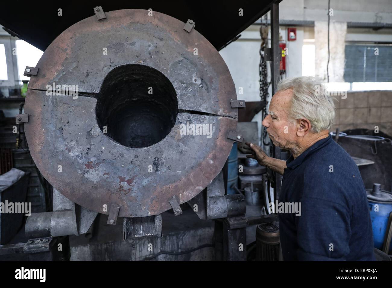 (180518) -- CHANIA, 18 mai 2018 -- Stratos Papadoulakis, 80 ans, travaille dans son usine de Chania, Crète, Grèce, le 16 mai 2018. Stratos Papadoulakis travaille dans cette fonderie de cloches depuis l'âge de 12 ans. GRÈCE-CHANIA-BELL FONDERIE LefterisxPartsalis PUBLICATIONxNOTxINxCHN Banque D'Images