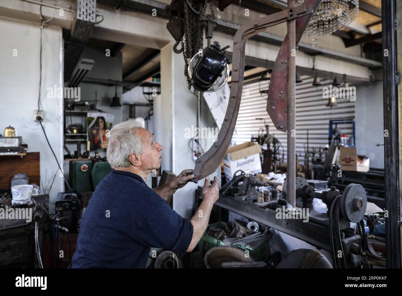 (180518) -- CHANIA, 18 mai 2018 -- Stratos Papadoulakis, 80 ans, travaille dans son usine de Chania, Crète, Grèce, le 16 mai 2018. Stratos Papadoulakis travaille dans cette fonderie de cloches depuis l'âge de 12 ans. GRÈCE-CHANIA-BELL FONDERIE LefterisxPartsalis PUBLICATIONxNOTxINxCHN Banque D'Images