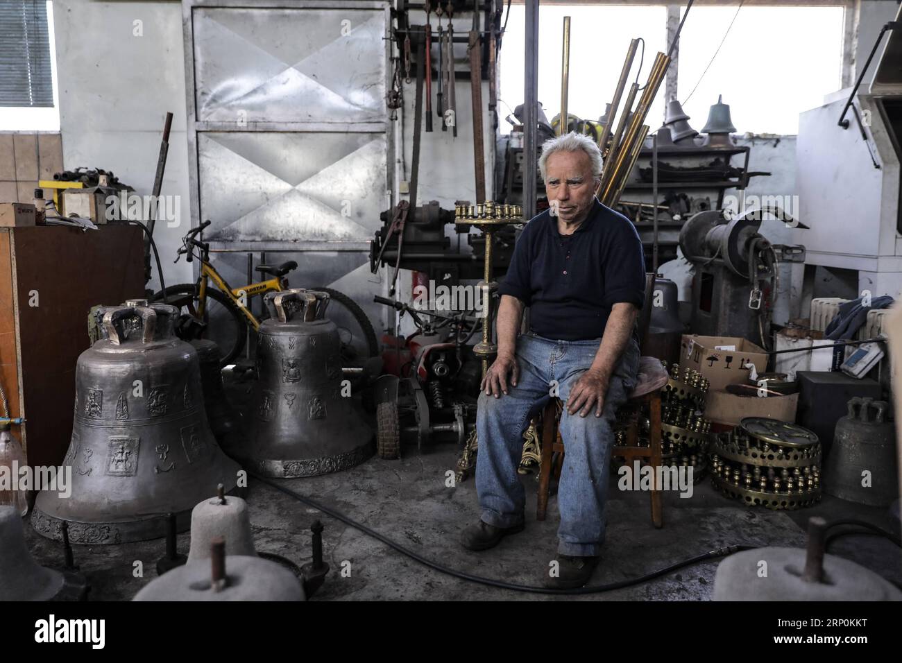 (180518) -- CHANIA, 18 mai 2018 -- Stratos Papadoulakis, 80 ans, est vu dans son usine de Chania, Crète, Grèce, le 16 mai 2018. Stratos Papadoulakis travaille dans cette fonderie de cloches depuis l'âge de 12 ans. GRÈCE-CHANIA-BELL FONDERIE LefterisxPartsalis PUBLICATIONxNOTxINxCHN Banque D'Images