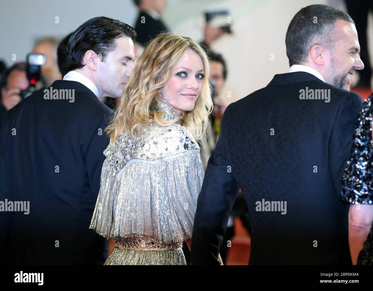 (180517) -- CANNES, le 17 mai 2018 -- l'actrice Vanessa Paradis (C) pose sur le tapis rouge pour la première du film couteau + coeur au 71e Festival International du film de Cannes, France, le 17 mai 2018. Le 71e Festival International du film de Cannes se tient ici du 8 au 19 mai. ) FRANCE-CANNES-71ST FESTIVAL INTERNATIONAL DU FILM-COUTEAU + COEUR LUOXHUANHUAN PUBLICATIONXNOTXINXCHN Banque D'Images