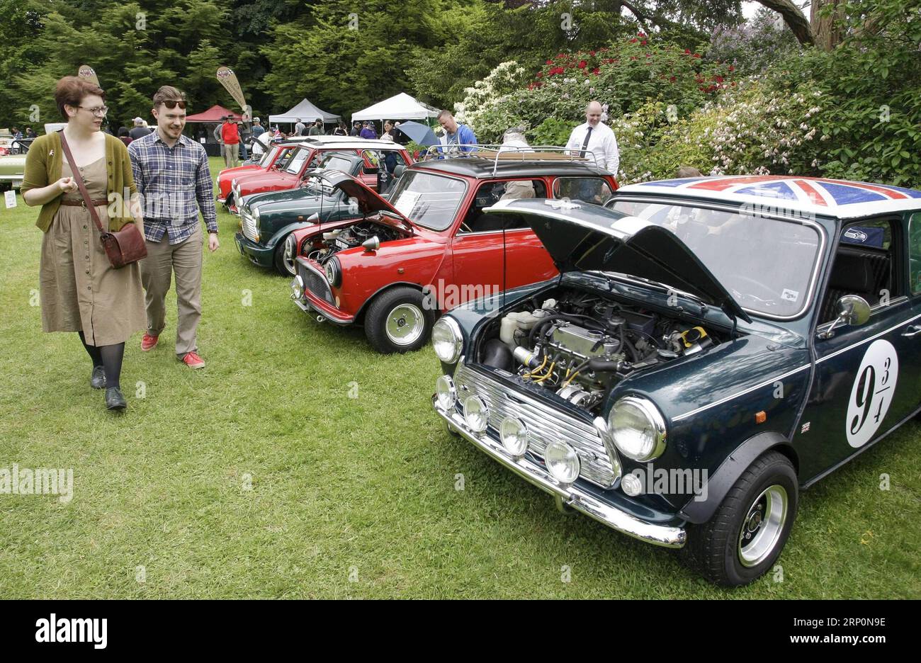 (180520) -- VANCOUVER, le 20 mai 2018 -- les visiteurs admirent différentes voitures anciennes britanniques au cours de la 33e édition annuelle All British Field Meet au Van Dusen Garden à Vancouver, Canada, le 19 mai 2018. Plus de 500 propriétaires de voitures britanniques et des milliers de passionnés de voitures se sont réunis ce week-end au Van Dusen Garden de Vancouver pour le 33e All British Field Meet annuel. C'est l'une des plus grandes fêtes de voitures anciennes dans l'Ouest canadien où les propriétaires de voitures et les amateurs peuvent se rencontrer et partager leurs histoires.) (YY) CANADA-VANCOUVER-ALL BRITISH FIELD RENCONTRE Liangxsen PUBLICATIONxNOTxINxCHN Banque D'Images