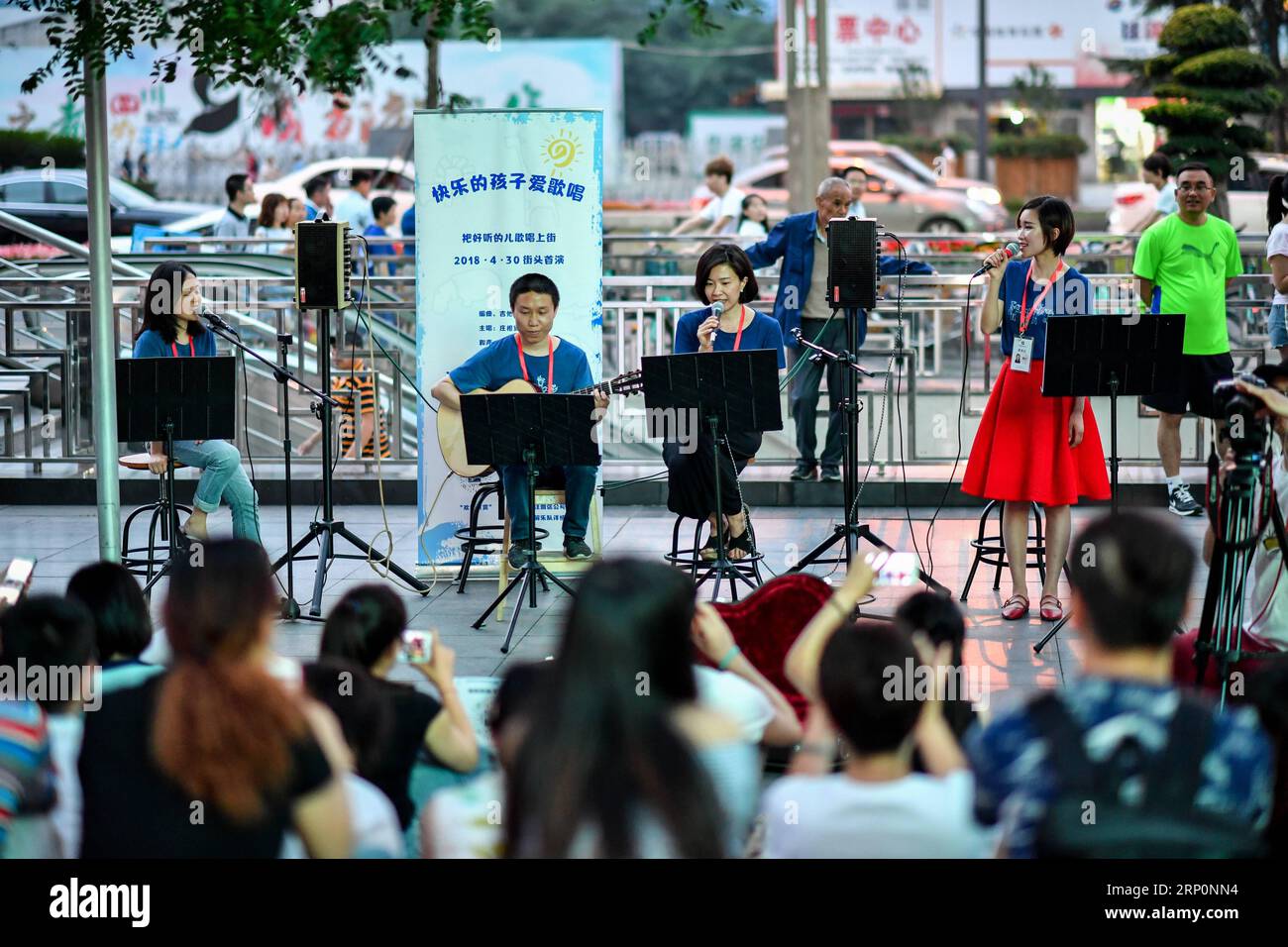 (180520) -- CHENGDU, 20 mai 2018 -- des membres d'un groupe de rue se produisent à Chengdu, dans la province du Sichuan du sud-ouest de la Chine, le 19 mai 2018. Chengdu donne aux artistes de rue la licence de se produire dans des zones réservées afin d'offrir de meilleures performances aux citoyens. (Zyd) CHINA-CHENGDU-STREET BAND (CN) ZhangxChaoqun PUBLICATIONxNOTxINxCHN Banque D'Images