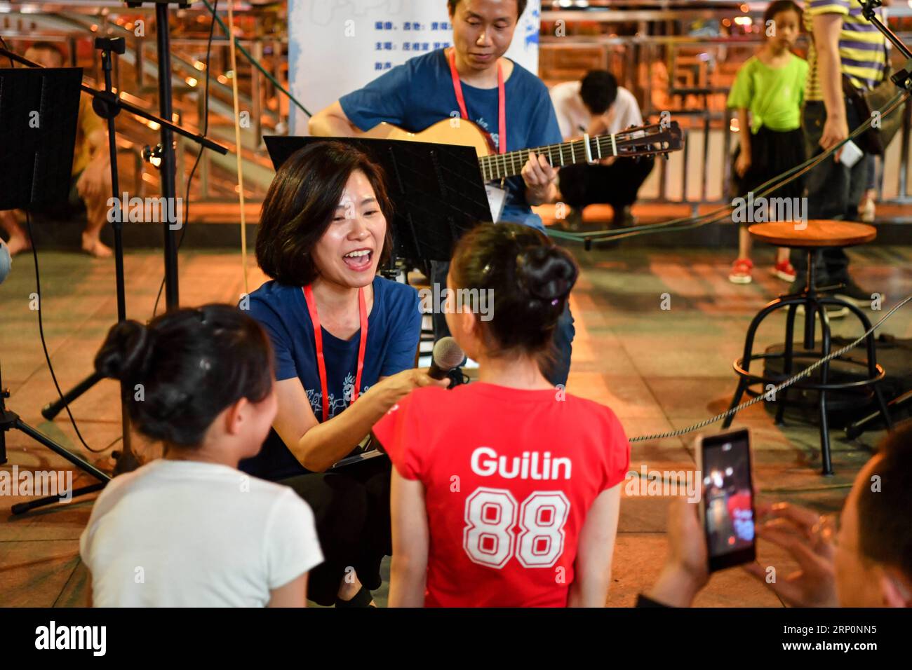 (180520) -- CHENGDU, 20 mai 2018 -- des membres d'un groupe de rue se produisent à Chengdu, dans la province du Sichuan du sud-ouest de la Chine, le 19 mai 2018. Chengdu donne aux artistes de rue la licence de se produire dans des zones réservées afin d'offrir de meilleures performances aux citoyens. (Zyd) CHINA-CHENGDU-STREET BAND (CN) ZhangxChaoqun PUBLICATIONxNOTxINxCHN Banque D'Images