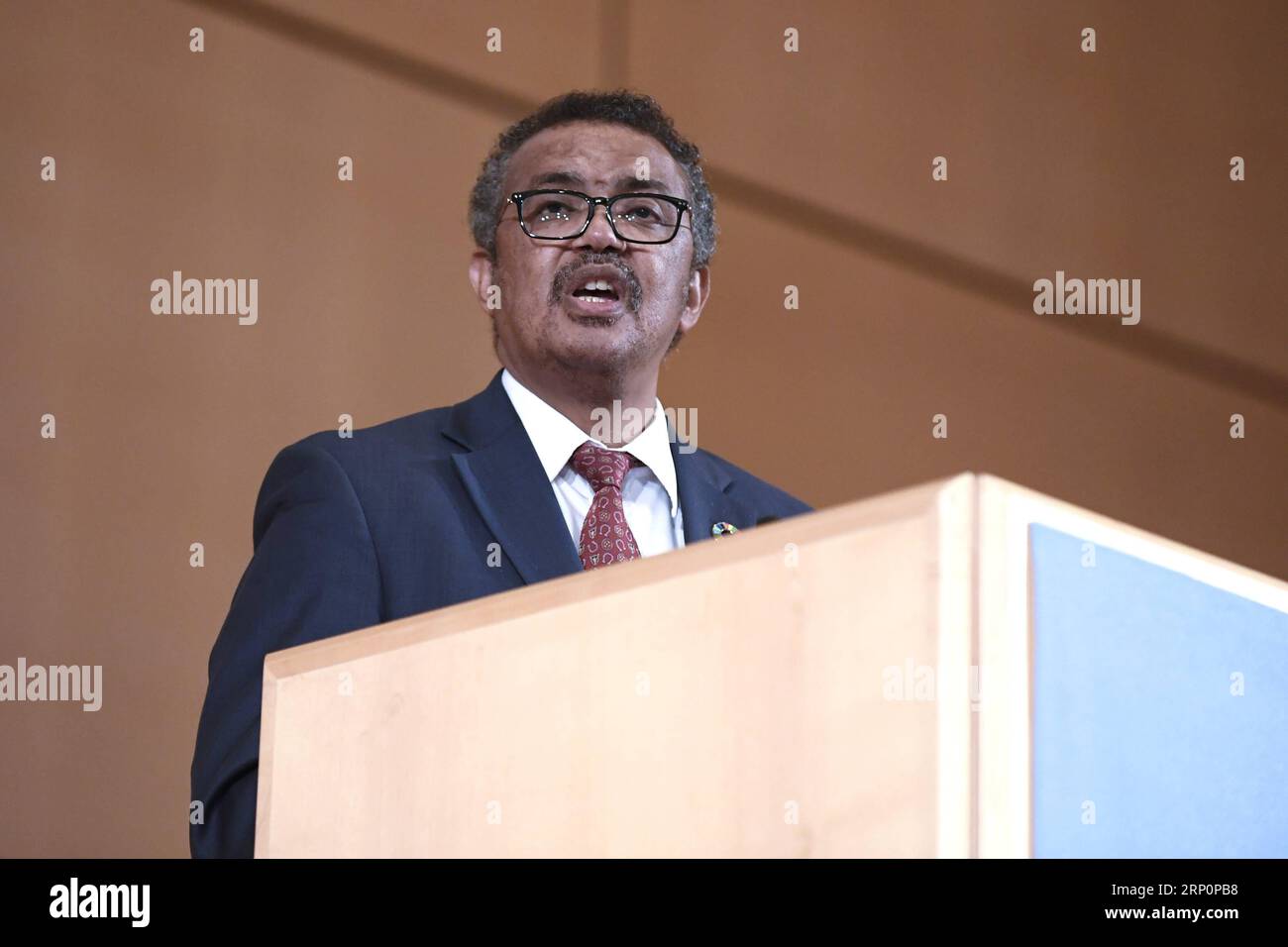 Bilder des Tages (180521) -- GENÈVE, 21 mai 2018 -- le Directeur général de l'Organisation mondiale de la Santé, le Dr Tedros Adhanom Ghebreyesus, prend la parole lors de l'Assemblée mondiale de la Santé à Genève, Swizterland, le 21 mai 2018. L'Assemblée mondiale de la Santé (AMS) a dévoilé lundi un plan ambitieux visant à bénéficier à une population globale de 3 milliards d'habitants dans le monde au cours des cinq prochaines années avec de meilleurs soins de santé et bien-être. )(srb) SUISSE-GENÈVE-ASSEMBLÉE MONDIALE DE LA SANTÉ-OUVERTURE AlainxGrosclaude PUBLICATIONxNOTxINxCHN Banque D'Images