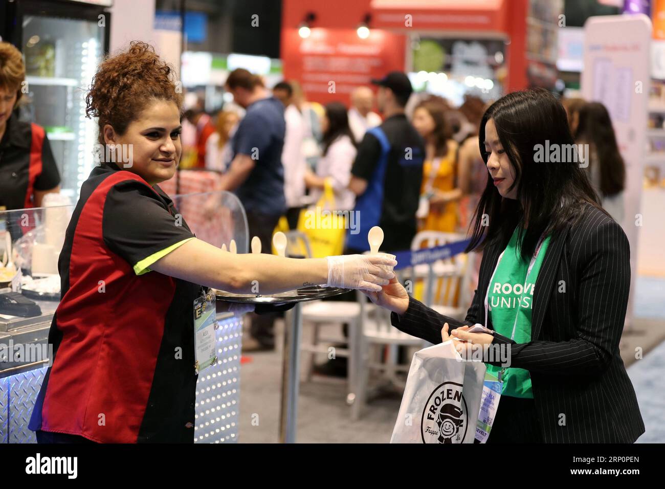 (180521) -- CHICAGO, le 21 mai 2018 -- un membre du personnel distribue des échantillons de nourriture au salon 2018 de la National Restaurant Association (NRA) à Chicago, aux États-Unis, le 21 mai 2018. Le salon 2018 de la National Restaurant Association (NRA) a lieu du 19 au 22 mai à Chicago, attirant plus de 2 000 exposants dans l'exposition cette année. US-CHICAGO-NRA SHOW WangxPing PUBLICATIONxNOTxINxCHN Banque D'Images