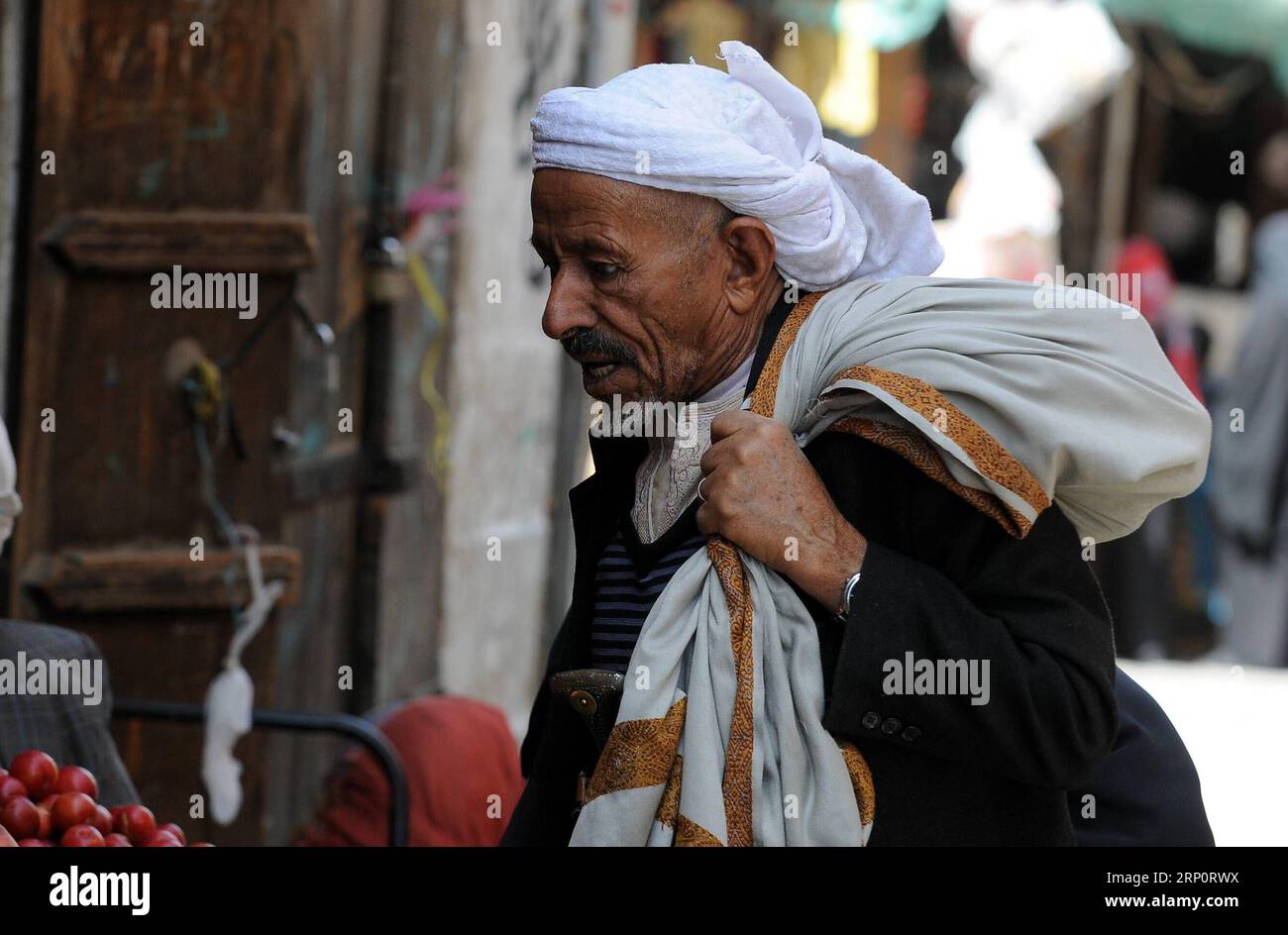 (180523) -- SANAA, 23 mai 2018 -- Un Yéménite va faire des courses dans un marché de la vieille ville de Sanaa, au Yémen, le 23 mai 2018. De nombreuses personnes au Yémen reçoivent ce Ramadan dans le désespoir et les conditions de vie difficiles résultant du conflit militaire qui dure depuis trois ans. Selon les économistes et analystes yéménites, les prix des denrées alimentaires ont fortement augmenté entre 35 pour cent et 100 pour cent au cours des derniers mois de 2018, par rapport à la période précédant l'intervention militaire menée par l'Arabie saoudite contre les rebelles chiites houthis en 2015. YÉMEN-SANAA-PAUVRETÉ-VIE QUOTIDIENNE MohammedxMohammed PUBLICATIONxNOTxINxCHN Banque D'Images