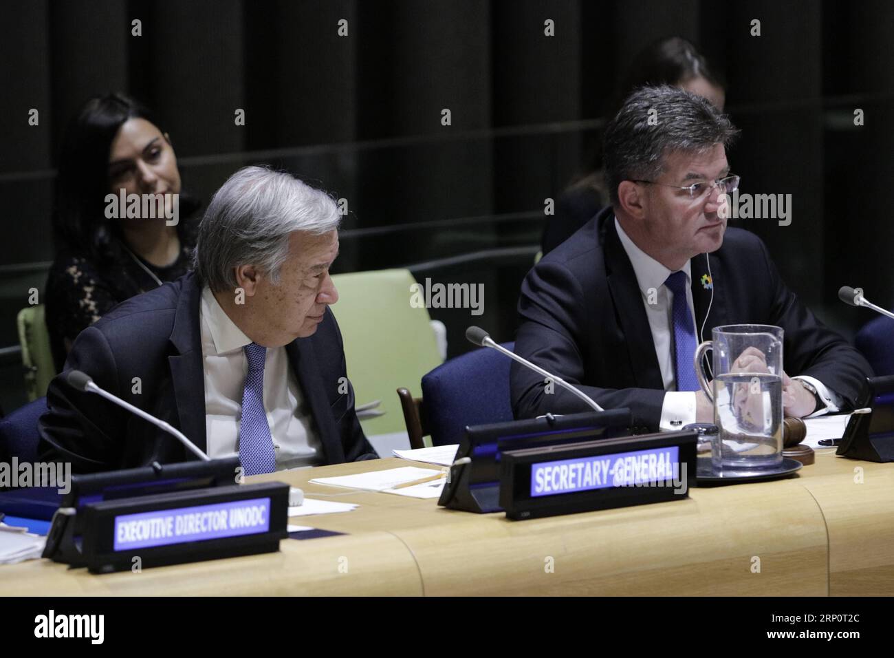 (180523) -- NATIONS UNIES, 23 mai 2018 -- le Secrétaire général des Nations Unies Antonio Guterres (L, devant) et Miroslav Lajcak, président de la 72e session de l'Assemblée générale des Nations Unies, participent au débat de haut niveau de l'Assemblée générale à l'occasion du 15e anniversaire de l'adoption de la Convention des Nations Unies contre la corruption, au siège des Nations Unies à New York, le 23 mai 2018. Antonio Guterres a demandé mercredi aux pays d'éradiquer la corruption à l'occasion du 15e anniversaire de l'adoption de la Convention des Nations Unies contre la corruption. CONVENTION DES NATIONS UNIES CONTRE LA CORRUPTION-15E ANNI Banque D'Images