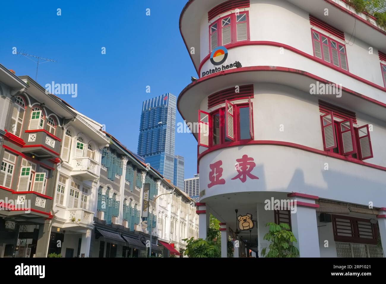 Le bâtiment de style art déco du Potato Head Restaurant (r) à Keong Saik Rd, Singapour, et (l) a rénové en couleurs de vieux shophouses à Teck Lim Road Banque D'Images