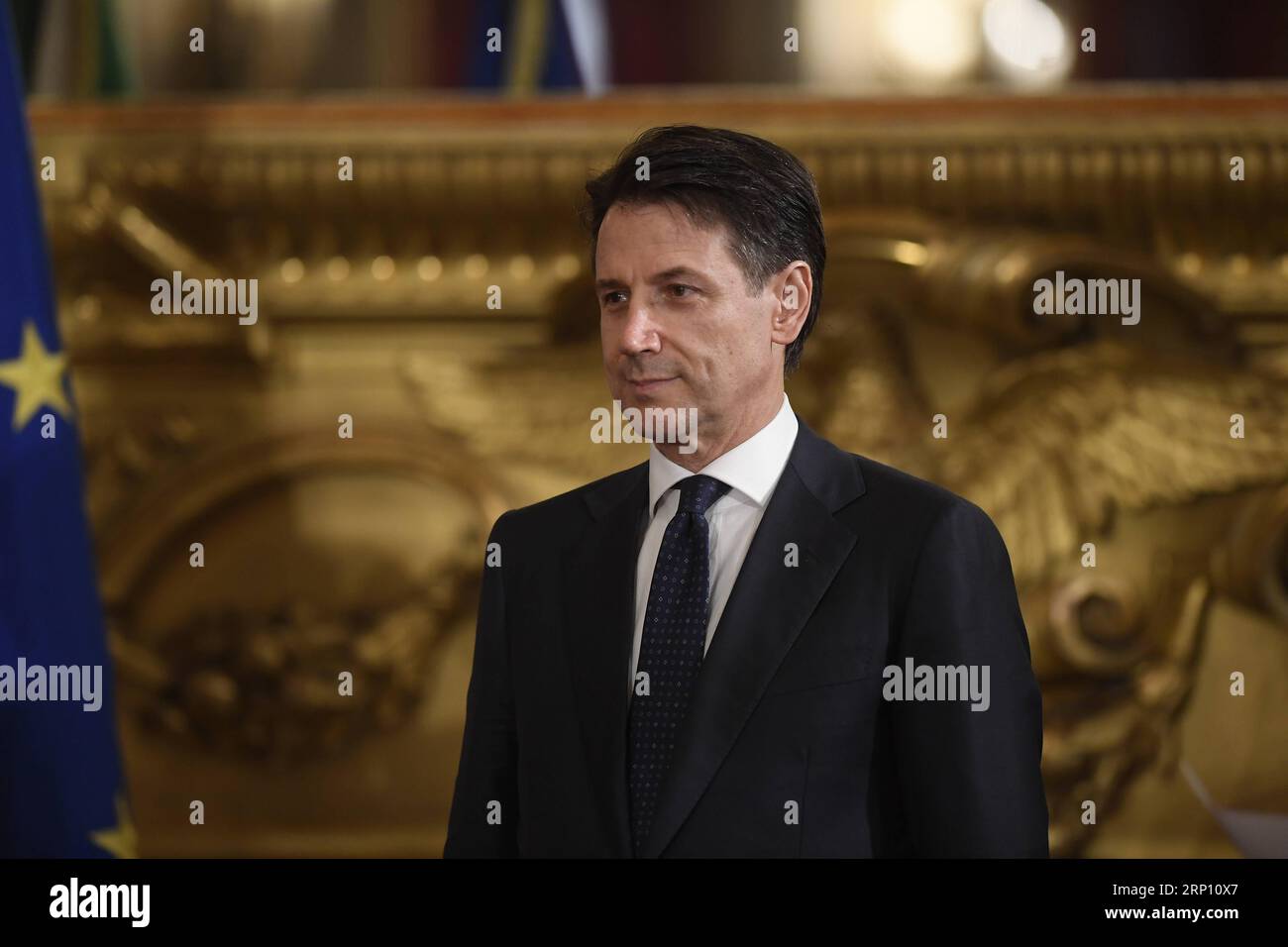 (180601) -- ROME, le 1 juin 2018 -- le Premier ministre italien Giuseppe Conte assiste à la cérémonie de prestation de serment du nouveau cabinet au Palais Quirinal à Rome, Italie, le 1 juin 2018. Le nouveau gouvernement italien du Premier ministre Giuseppe Conte a officiellement prêté serment ici vendredi, mettant fin à une impasse qui dure depuis le vote non concluant de début mars. ITALIE-ROME-NOUVEAU GOUVERNEMENT-CÉRÉMONIE D'ASSERMENTATION ALBERTOXLINGRIA PUBLICATIONXNOTXINXCHN Banque D'Images