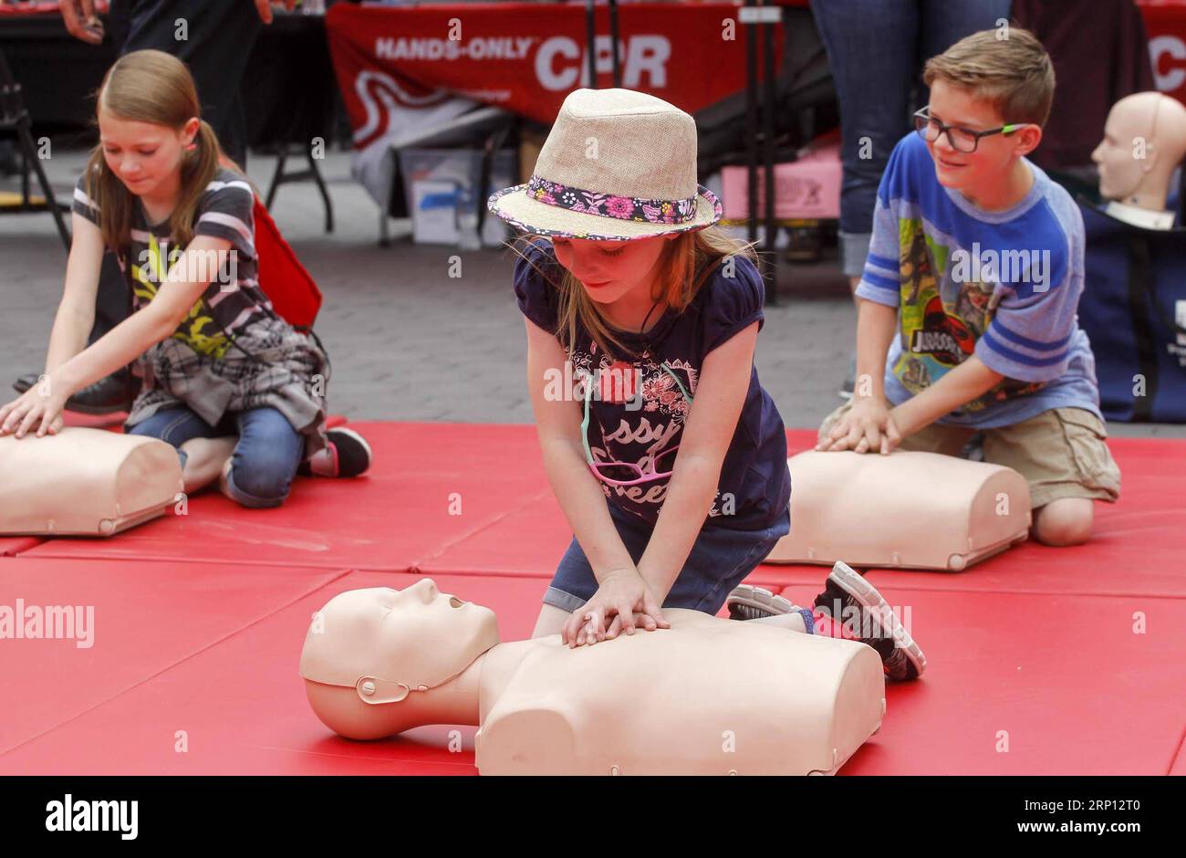 (180606) -- LOS ANGELES, le 6 juin 2018 -- des enfants participent à une formation en RCR mains seules lors de la Journée de RCR trottoir à Los Angeles, aux États-Unis, le 5 juin 2018. L'American Heart Association s'est jointe aux services d'incendie locaux et aux services d'urgence pour former des milliers de résidents sur la façon d'administrer la réanimation cardio-pulmonaire à mains seules. )(jmmn) U.S.-LOS ANGELES-SIDEWALK CPR DAY ZhaoxHanrong PUBLICATIONxNOTxINxCHN Banque D'Images