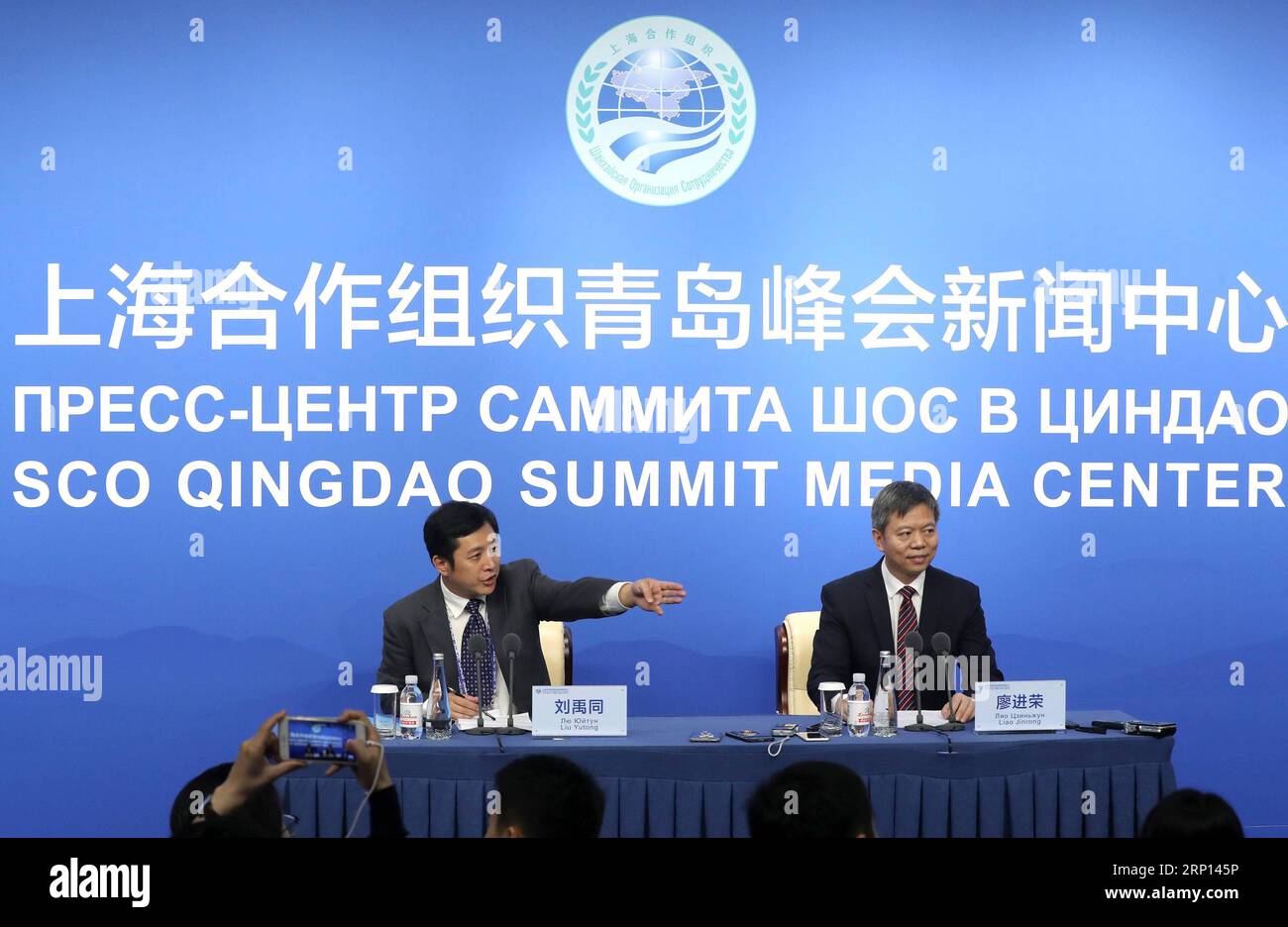 (180608) -- QINGDAO, le 8 juin 2018 -- Liao Jinrong (R), chef du département de la coopération internationale au ministère de la sécurité publique, assiste à une conférence de presse sur la coopération en matière de sécurité entre les États membres de l'Organisation de coopération de Shanghai (OCS) avant le 18e sommet de l'OCS à Qingdao, Chine orientale province du Shandong, 8 juin 2018.) (lmm) (SOMMET de l'OCS) CHINA-QINGDAO-SCO-SECURITY-COOPERATION-PRESS CONFERENCE (CN) YinxGang PUBLICATIONxNOTxINxCHN Banque D'Images