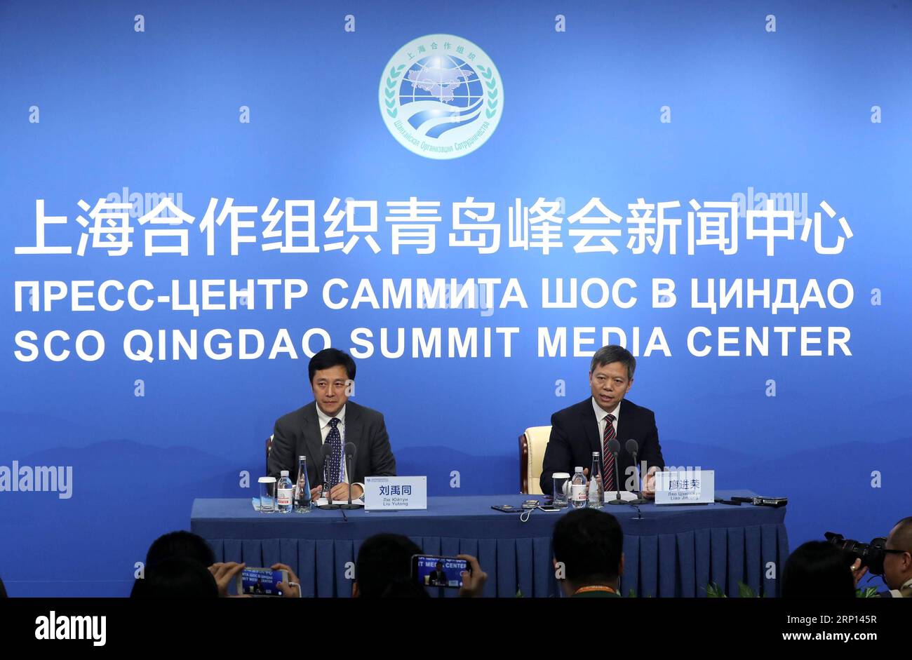 (180608) -- QINGDAO, 8 juin 2018 -- Liao Jinrong (R), chef du département de la coopération internationale au ministère de la sécurité publique, prend la parole lors d'une conférence de presse sur les coopérations de sécurité entre les États membres de l'Organisation de coopération de Shanghai (OCS) avant le 18e sommet de l'OCS à Qingdao, Chine orientale province du Shandong, 8 juin 2018.) (lmm) (SOMMET de l'OCS) CHINA-QINGDAO-SCO-SECURITY-COOPERATION-PRESS CONFERENCE (CN) YinxGang PUBLICATIONxNOTxINxCHN Banque D'Images