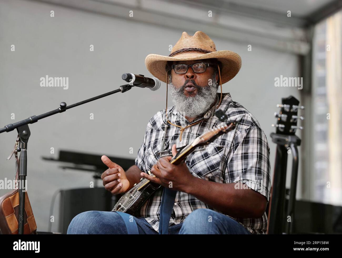 (180610) -- CHICAGO, 10 juin 2018 -- le chanteur Alvin Youngblood Hart se produit sur la scène du Millennium Park lors du Chicago Blues Festival, à Chicago, aux États-Unis, le 9 juin 2018. Le Chicago Blues Festival a débuté vendredi et durera trois jours. ) (cl) U.S.-CHICAGO-BLUES FESTIVAL WangxPing PUBLICATIONxNOTxINxCHN Banque D'Images