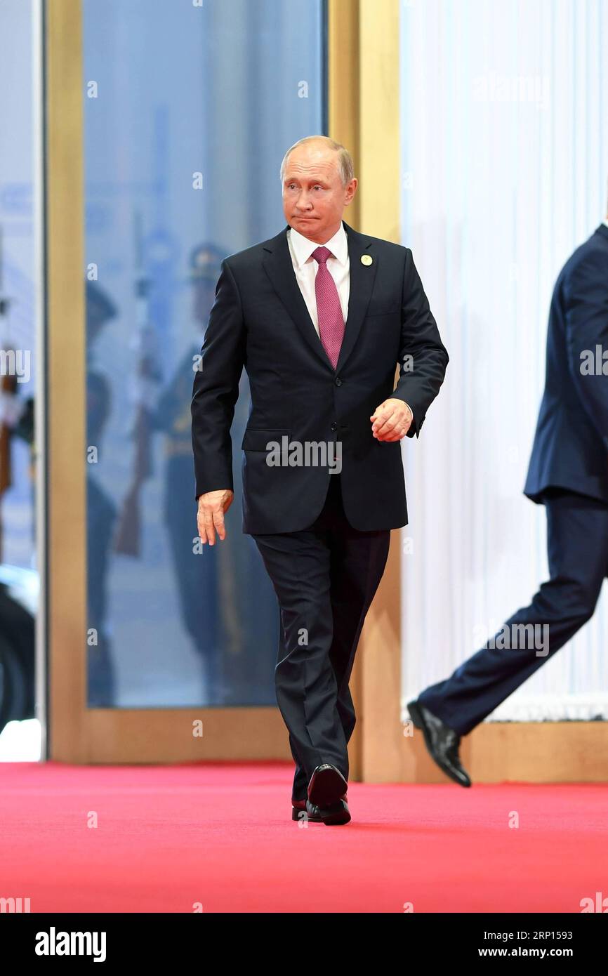 (180610) -- QINGDAO, le 10 juin 2018 -- le président russe Vladimir Poutine arrive pour une session du 18e sommet de l'Organisation de coopération de Shanghai (OCS) à Qingdao, dans la province du Shandong, dans l'est de la Chine, le 10 juin 2018. L ' OCS adhère à l ' esprit de Shanghai, qui se caractérise par la confiance mutuelle, les avantages mutuels, l ' égalité, la consultation, le respect des diverses civilisations et la poursuite d ' un développement commun. (mp) (SOMMET de l'OCS)CHINA-QINGDAO-SCO-SUMMIT-LEADERS (CN) JinxLiangkuai PUBLICATIONxNOTxINxCHN Banque D'Images