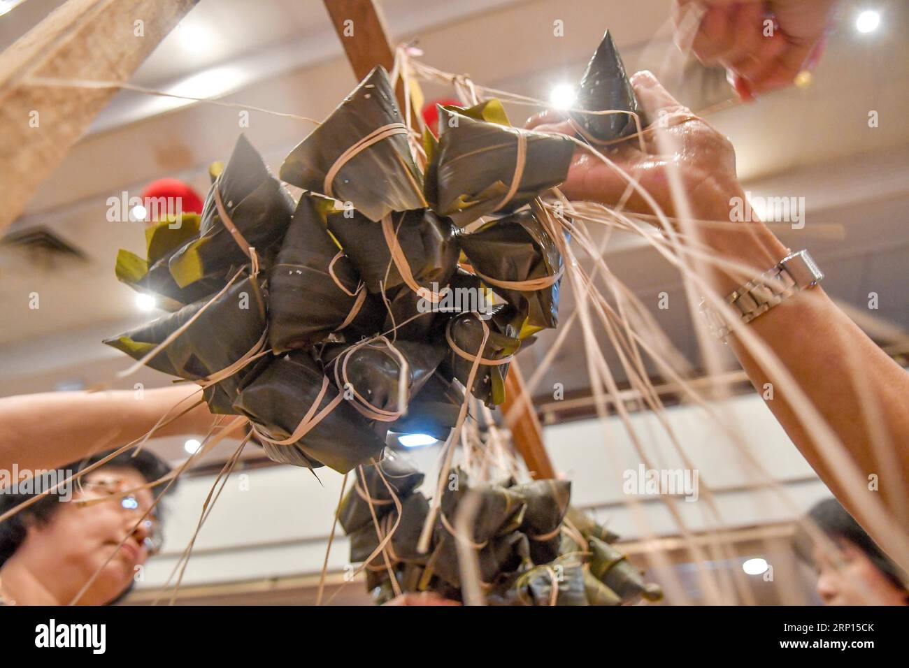 (180610) -- KUALA LUMPUR, le 10 juin 2018 -- les concurrents fabriquent Zongzi, une boulette en forme de pyramide faite de riz gluant enveloppé dans des feuilles de bambou ou de roseau, lors d'un concours pour célébrer le prochain festival des bateaux-dragons à Kuala Lumpur, Malaisie, le 10 juin 2018. )(cl) MALAYSIA-KUALA LUMPUR-ZONGZI-WRAPPING-CONTEST ChongxVoonxChung PUBLICATIONxNOTxINxCHN Banque D'Images