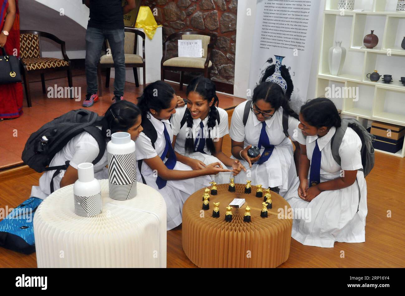 (180613) -- COLOMBO, le 13 juin 2018 -- des étudiants locaux visitent l'exposition mémoire de la route de la soie - exposition DE choix de produits culturels créatifs chinois à Colombo, Sri Lanka, le 12 juin 2018. Une méga exposition culturelle chinoise intitulée Silk Road Memory - NICE Choice Exhibition of Chinese Creative Cultural Products a débuté mardi dans la capitale sri-lankaise Colombo, présentant la culture populaire de la Chine comme le Kung Fu. (rh) SRI LANKA-COLOMBO-EXHIBITION AjithxPerera PUBLICATIONxNOTxINxCHN Banque D'Images