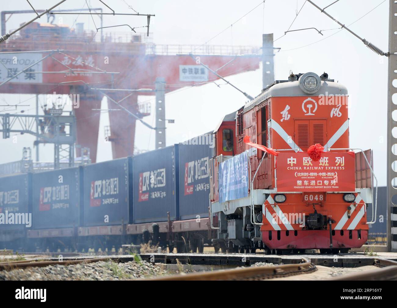 (180613) -- XI AN, le 13 juin 2018 -- Un train de marchandises chargé de véhicules importés arrive au terminal à conteneurs de Xi an, dans la province du Shaanxi du nord-ouest de la Chine, le 13 juin 2018. Au départ de Gand, en Belgique, le train a pris 16 jours pour transporter un total de 160 véhicules Volvo, couvrant une distance de plus de 10 000 km. (Lb) CHINA-SHAANXI-XI AN-FREIGHT TRAIN (CN) LixYibo PUBLICATIONxNOTxINxCHN Banque D'Images