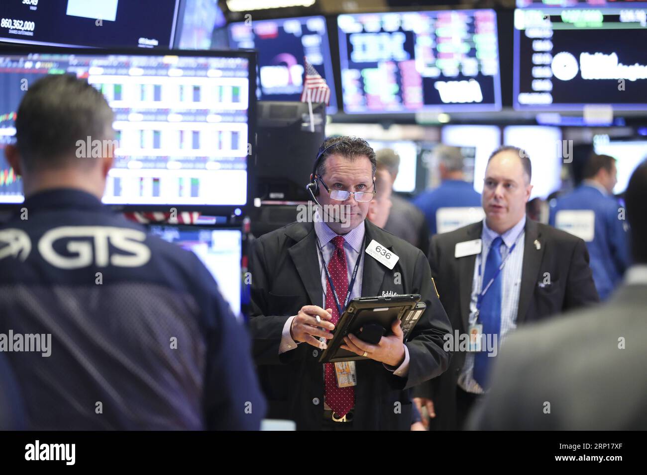 (180615) -- NEW YORK, le 15 juin 2018 -- les commerçants travaillent à la Bourse de New York, aux États-Unis, le 15 juin 2018. Les actions américaines se négocient à la baisse vendredi alors que les investisseurs digèrent une multitude de données économiques. La moyenne industrielle du Dow Jones a diminué de 84,83 points, ou 0,34 %, pour atteindre 25 090,48. Le S&P 500 a reculé de 3,07 points, ou 0,11 %, à 2 779,42. L'indice composite Nasdaq a baissé de 14,66 points, ou 0,19 %, pour s'établir à 7 746,38. ) U.S.-NEW YORK-STOCKS WangxYing PUBLICATIONxNOTxINxCHN Banque D'Images