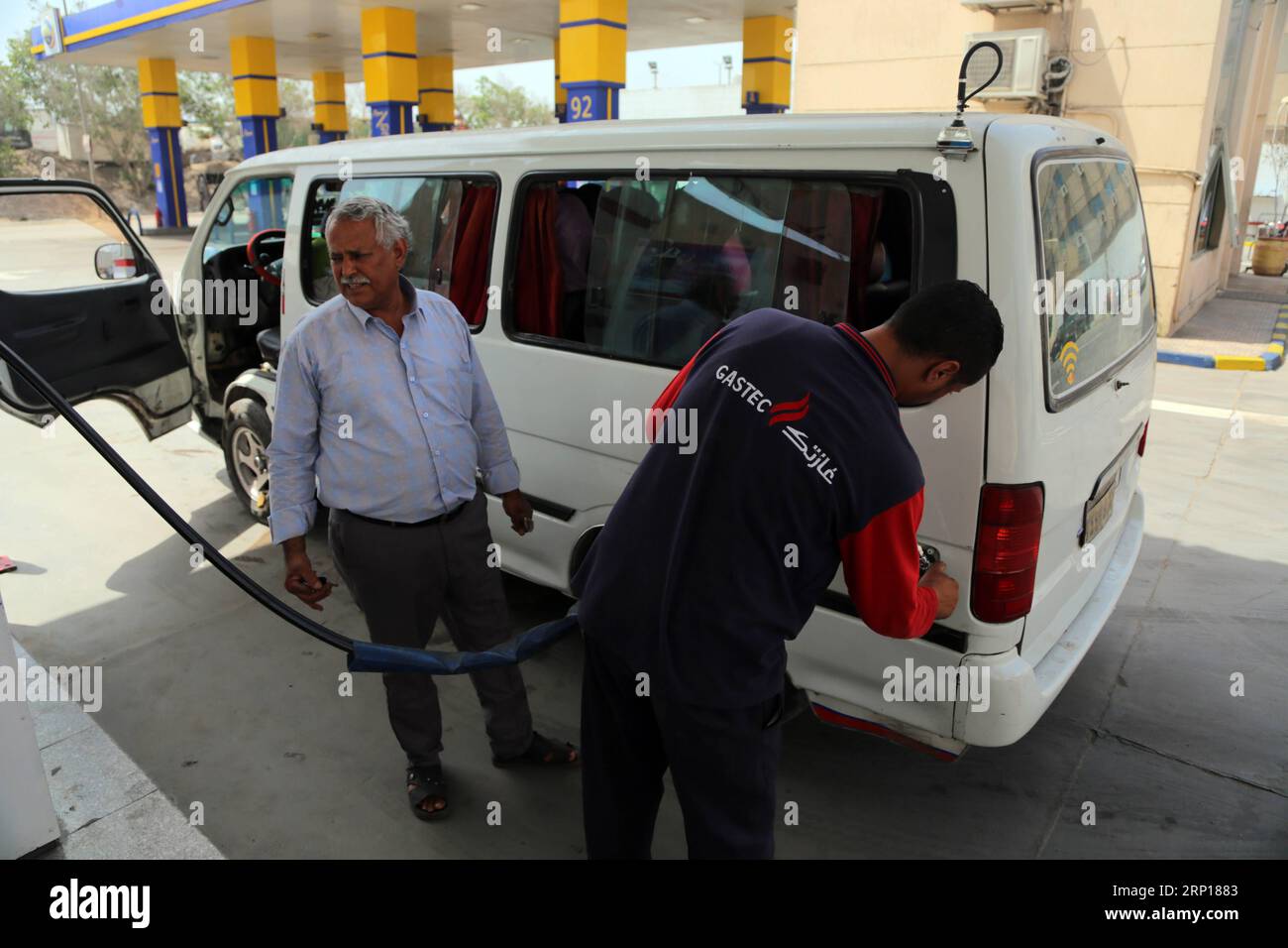 (180616) -- LE CAIRE, le 16 juin 2018 -- un employé fait le plein d'un véhicule dans une station-service du Caire, en Égypte, le 16 juin 2018. L'Egypte a augmenté samedi les prix du carburant jusqu'à 66,6 pour cent pour respecter un accord de prêt du Fonds monétaire international (FMI) et pousser à la mise en œuvre de plans de réforme économique, a déclaré le ministère du pétrole dans un communiqué. )(rh) ÉGYPTE-LE CAIRE-HAUSSE DES PRIX DES CARBURANTS AhmedxGomaa PUBLICATIONxNOTxINxCHN Banque D'Images