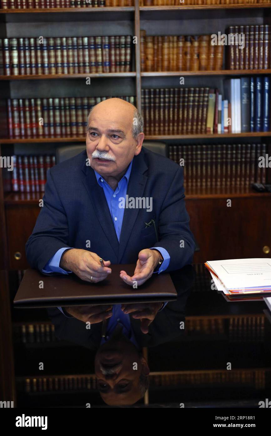 (180618) -- ATHÈNES, le 18 juin 2018 -- le président du Parlement grec Nikos Voutsis reçoit une interview exclusive de Xinhua dans son bureau à Athènes, en Grèce, le 15 juin 2018. La Grèce est un pont entre l'Europe et la Chine, et la coopération Chine-Grèce pourrait se développer beaucoup plus rapidement et dans une plus grande mesure, a déclaré à Xinhua le président du Parlement grec Nikos Voutsis dans une interview récente. (djj) GRÈCE-ATHÈNES-PARLEMENT INTERVIEW MariosxLolos PUBLICATIONxNOTxINxCHN Banque D'Images