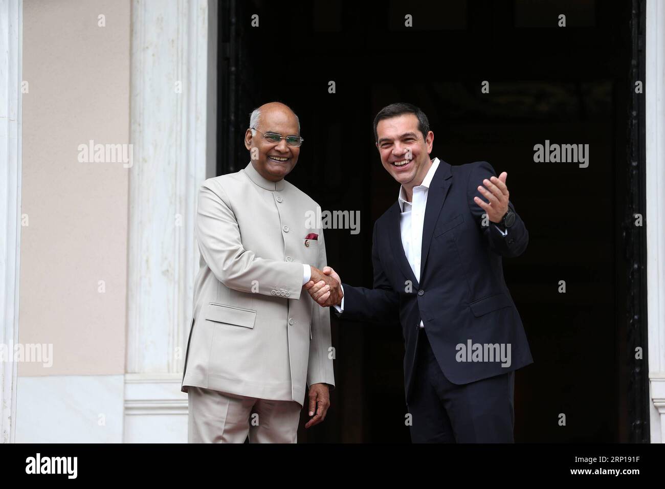 (180618) -- ATHÈNES, le 18 juin 2018 -- le Premier ministre grec Alexis Tsipras (à droite) serre la main du président indien RAM Nath Kovind avant leur rencontre à Athènes, en Grèce, le 18 juin 2018.) (nxl) GRÈCE-ATHÈNES-INDE-DIPLOMATIE MariosxLolos PUBLICATIONxNOTxINxCHN Banque D'Images