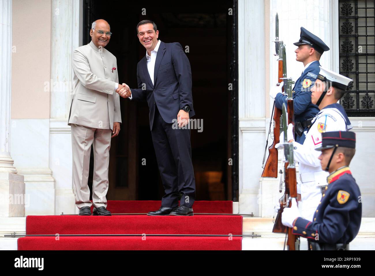 (180618) -- ATHÈNES, le 18 juin 2018 -- le Premier ministre grec Alexis Tsipras (à droite) serre la main du président indien RAM Nath Kovind avant leur rencontre à Athènes, en Grèce, le 18 juin 2018.) (nxl) GRÈCE-ATHÈNES-INDE-DIPLOMATIE MariosxLolos PUBLICATIONxNOTxINxCHN Banque D'Images
