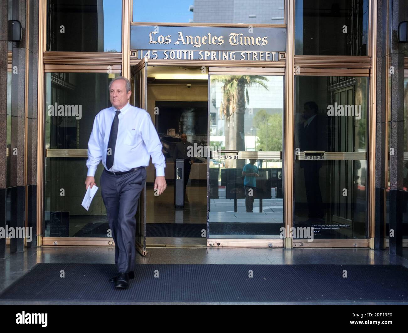 (180619) -- LOS ANGELES, 19 juin 2018 -- Un homme quitte le bâtiment du Los Angeles Times dans le centre-ville de Los Angeles, aux États-Unis, le 18 juin 2018. Pour la première fois en près de 20 ans, le Los Angeles Times est officiellement revenu à la propriété locale lundi, le milliardaire Dr. Patrick Soon-Shiong a complété son achat de 500 millions de dollars américains de la publication, ainsi que le San Diego-Union Tribune et le reste du California News Group. (wtc) U.S.-LOS ANGELES TIMES-PROPRIÉTÉ ZhaoxHanrong PUBLICATIONxNOTxINxCHN Banque D'Images