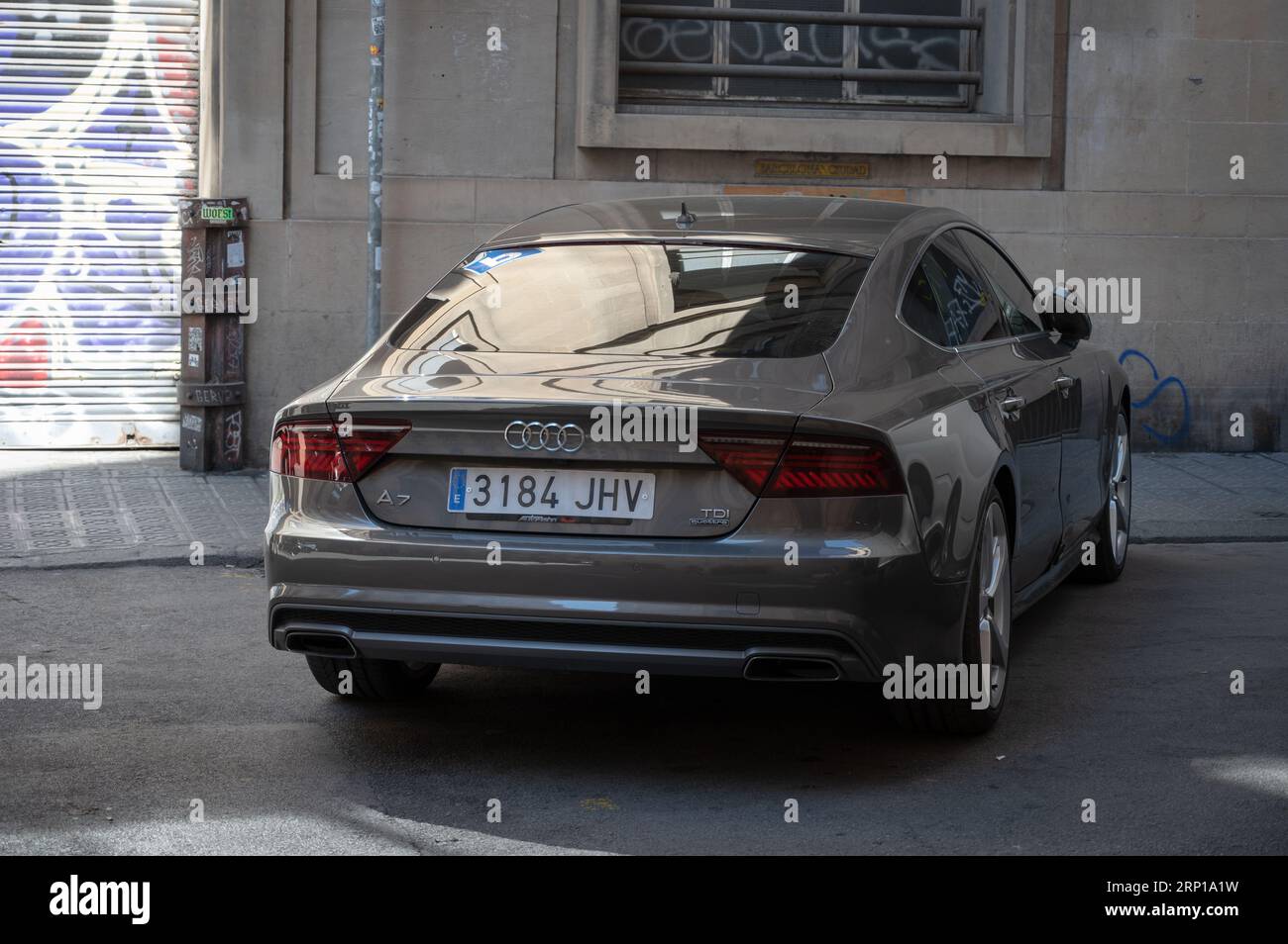 Une apparence terne et grisâtre d'une luxueuse berline Audi A7 garée dans la rue de la ville Banque D'Images