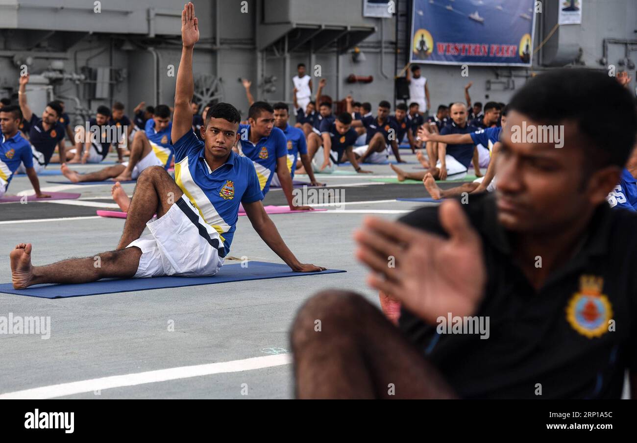 (180621) -- MUMBAI, le 21 juin 2018 -- le personnel de la marine indienne participe à une séance de yoga pour marquer la Journée internationale du yoga sur le porte-avions de la marine indienne INS Viraat à Mumbai, en Inde, le 21 juin 2018. Les Nations Unies ont déclaré le 21 juin Journée internationale du Yoga en 2014. (Zxj) INDIA-MUMBAI-INTERNATIONAL YOGA DAY Stringer PUBLICATIONxNOTxINxCHN Banque D'Images