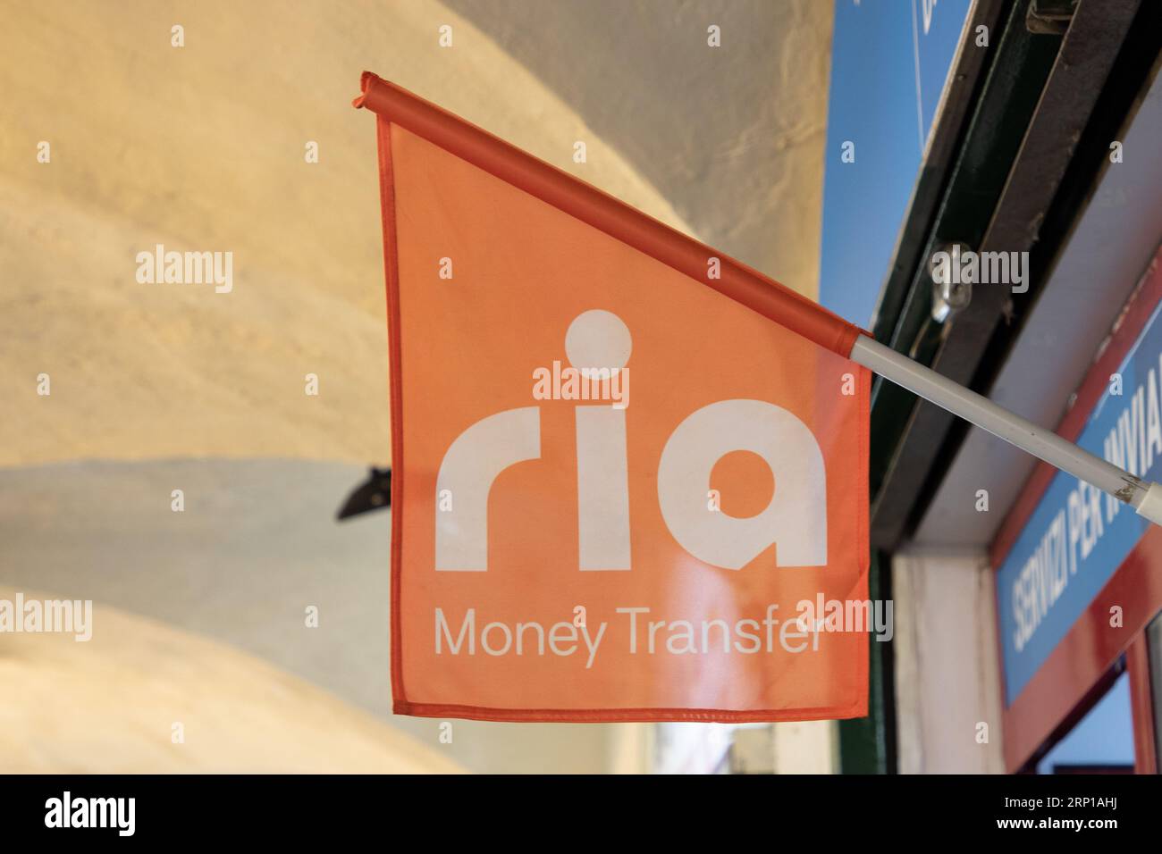 Milan , Italie - 08 17 2023 : ria transfert d'argent texte marque et signe logo façade mur drapeau orange agence transfert d'argent service à transférer Banque D'Images