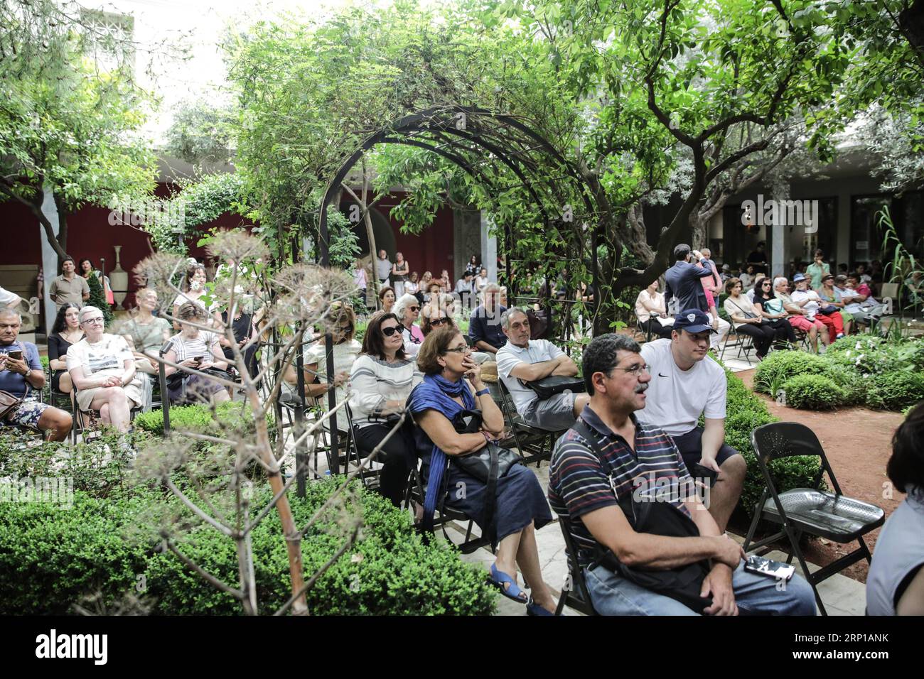 (180621) -- ATHÈNES, le 21 juin 2018 -- les visiteurs assistent à un concert en direct d'instruments grecs anciens remanufacturés au Musée archéologique national d'Athènes pendant le Festival européen de musique, Athènes, Grèce, le 21 juin 2018. Du 21 au 24 juin, 55 villes de Grèce accueillent plus de 300 concerts et événements culturels dans le cadre de la célébration du Festival européen de musique. GRÈCE-ATHÈNES-FESTIVAL DE MUSIQUE EUROPÉENNE LefterisxPartsalis PUBLICATIONxNOTxINxCHN Banque D'Images