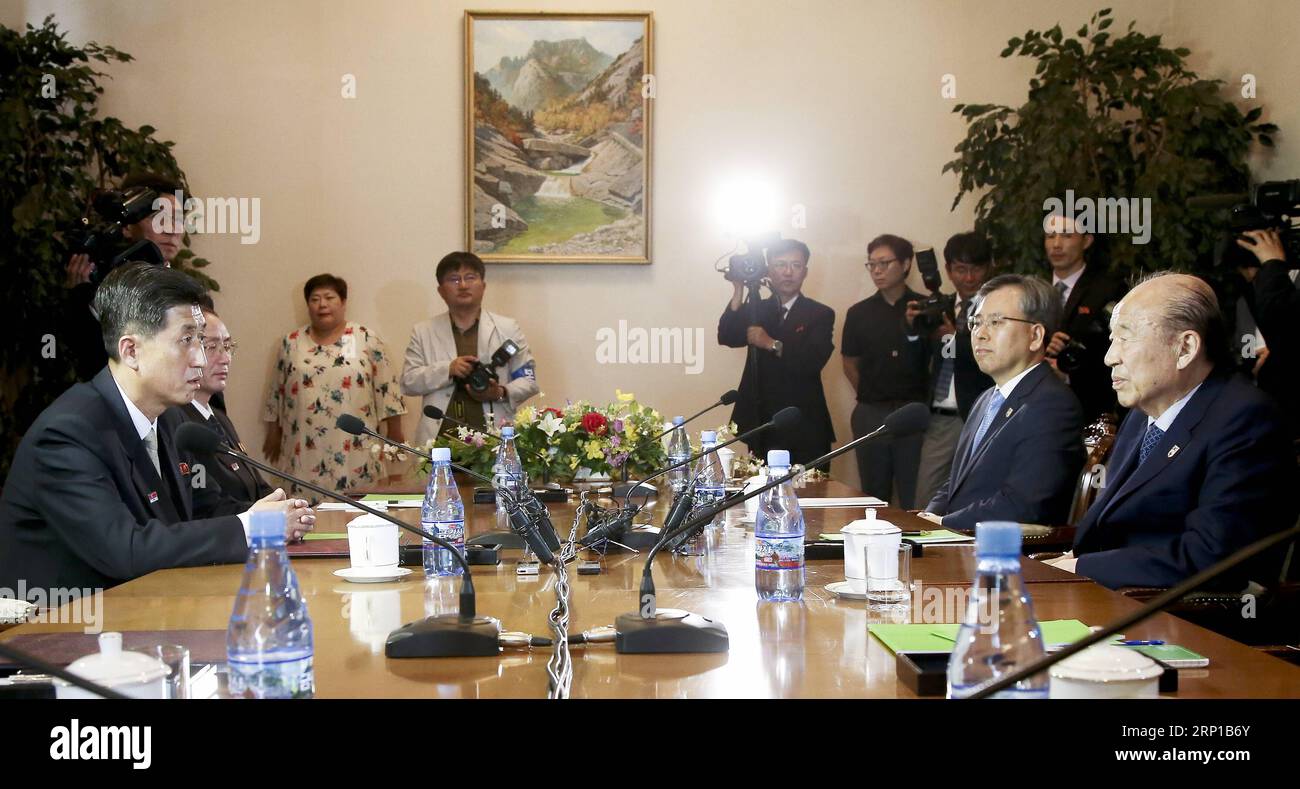 (180622) -- SÉOUL, le 22 juin 2018 -- Park Kyung-seo (L), chef de la Croix-Rouge coréenne de Corée du Sud, s'entretient avec Pak Yong il (1e L), vice-président du Comité pour la réunification pacifique de la patrie de la République populaire démocratique de Corée (RPDC), au cours des pourparlers de la Croix-Rouge des deux parties dans un hôtel de la station balnéaire pittoresque du mont Kumgang, en RPDC, le 22 juin 2018. La Corée du Sud et la RPDC ont convenu vendredi de tenir la réunion des familles séparées dans le 20 août-août 26 période à la station balnéaire pittoresque du mont Kumgang de la RPDC. Croix-Rouge Talks Press corps) CORÉE DU SUD-RPDC-RED TALKS WangxJ Banque D'Images