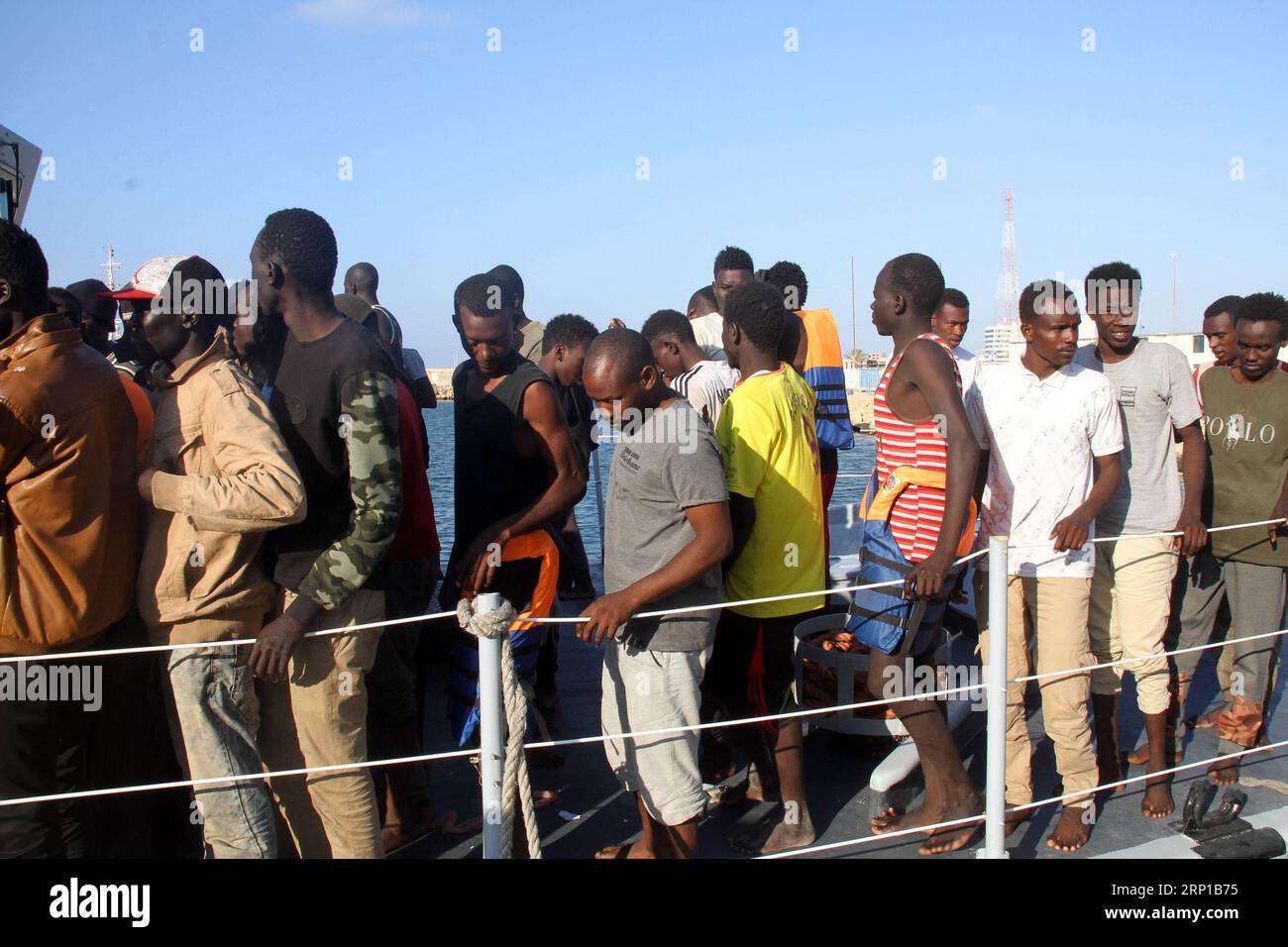 (180622) -- TRIPOLI, le 22 juin 2018 -- les immigrants illégaux sont transférés à la base navale de Tripoli, en Libye, le 21 juin 2018. Jeudi, la marine libyenne a secouru 379 immigrants illégaux dans deux opérations distinctes au large de la ville côtière occidentale de Garrabulli, a déclaré un porte-parole de la marine. Hamza Turkia) (dtf) LIBYE-TRIPOLI-IMMIGRANTS ILLÉGAUX LixYuan PUBLICATIONxNOTxINxCHN Banque D'Images