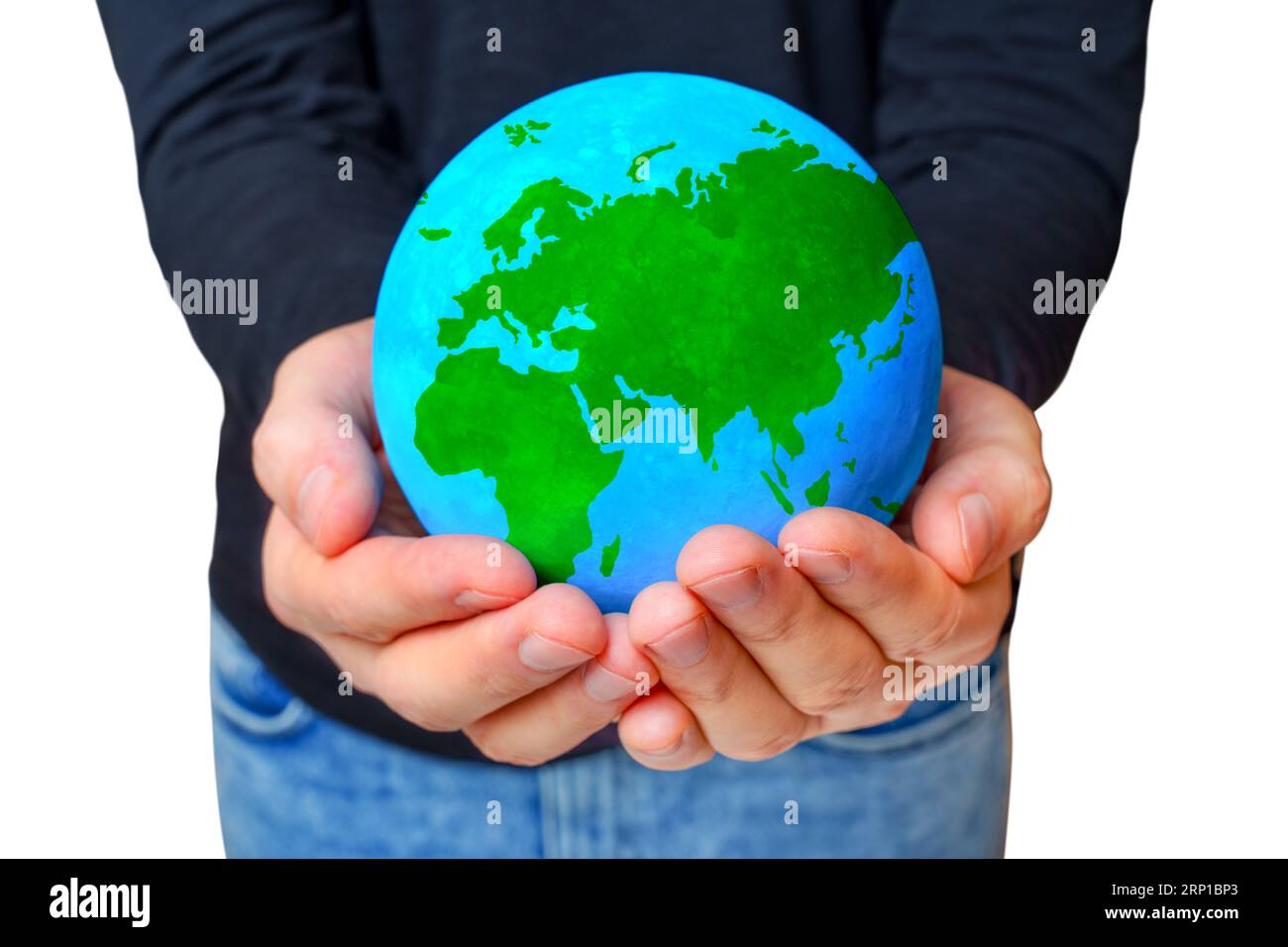 Planète entre des mains prudentes : Homme berçant un globe avec des continents verts vibrants isolés sur blanc. Banque D'Images