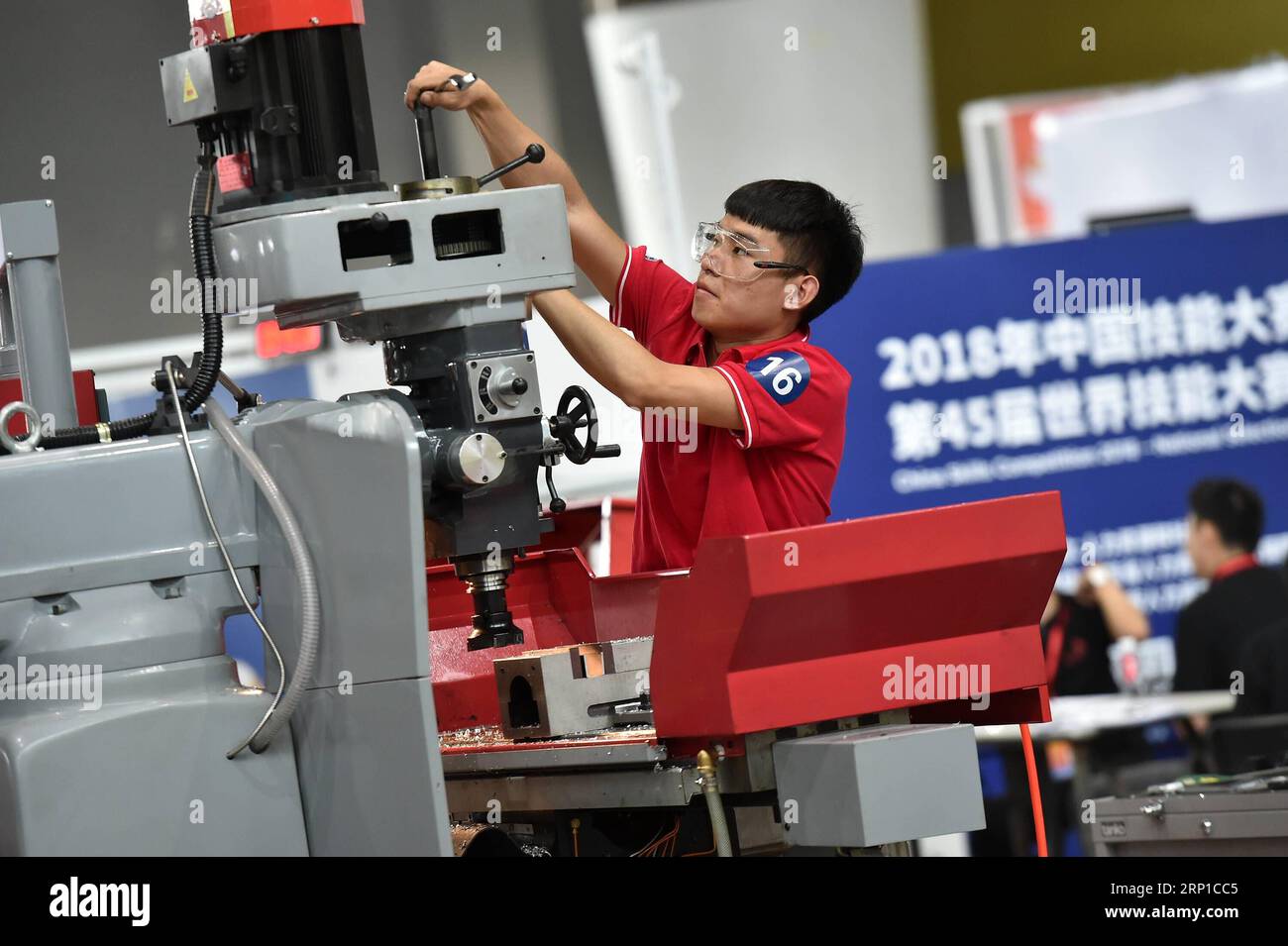 (180625) -- GUANGZHOU, 25 juin 2018 -- Un concurrent fait fonctionner une machine lors d'un essai du concours ChinaSkills 2018 à Guangzhou, capitale de la province du Guangdong du sud de la Chine, le 25 juin 2018. Une série d’épreuves d’essai dans le Concours ChinaSkills 2018 a débuté lundi à Guangzhou. En organisant des épreuves d'essai à Guangzhou et Shanghai respectivement, le concours ChinaSkills 2018 sélectionnera des candidats qualifiés pour former l'équipe Chine pour le WorldSkills Kazan 2019.) (Lb) CHINA-GUANGDONG-GUANGZHOU-CHINASKILLS-COMPETITION (CN) LiangxXu PUBLICATIONxNOTxINxCHN Banque D'Images