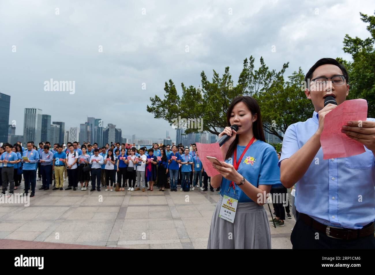 (180626) -- SHENZHEN, le 26 juin 2018 -- des représentants de Shenzhen et de Hong Kong prononcent un discours à Shenzhen, dans la province du Guangdong, dans le sud de la Chine, le 25 juin 2018. Une délégation de quelque 150 jeunes représentants de Hong Kong du sud de la Chine visitera Shenzhen, Wuhan et Pékin en train à grande vitesse pour un voyage de 5 jours.) (mp) CHINE-SHENZHEN-HONG KONG-DÉLÉGATION-JEUNESSE (CN) MaoxSiqian PUBLICATIONxNOTxINxCHN Banque D'Images