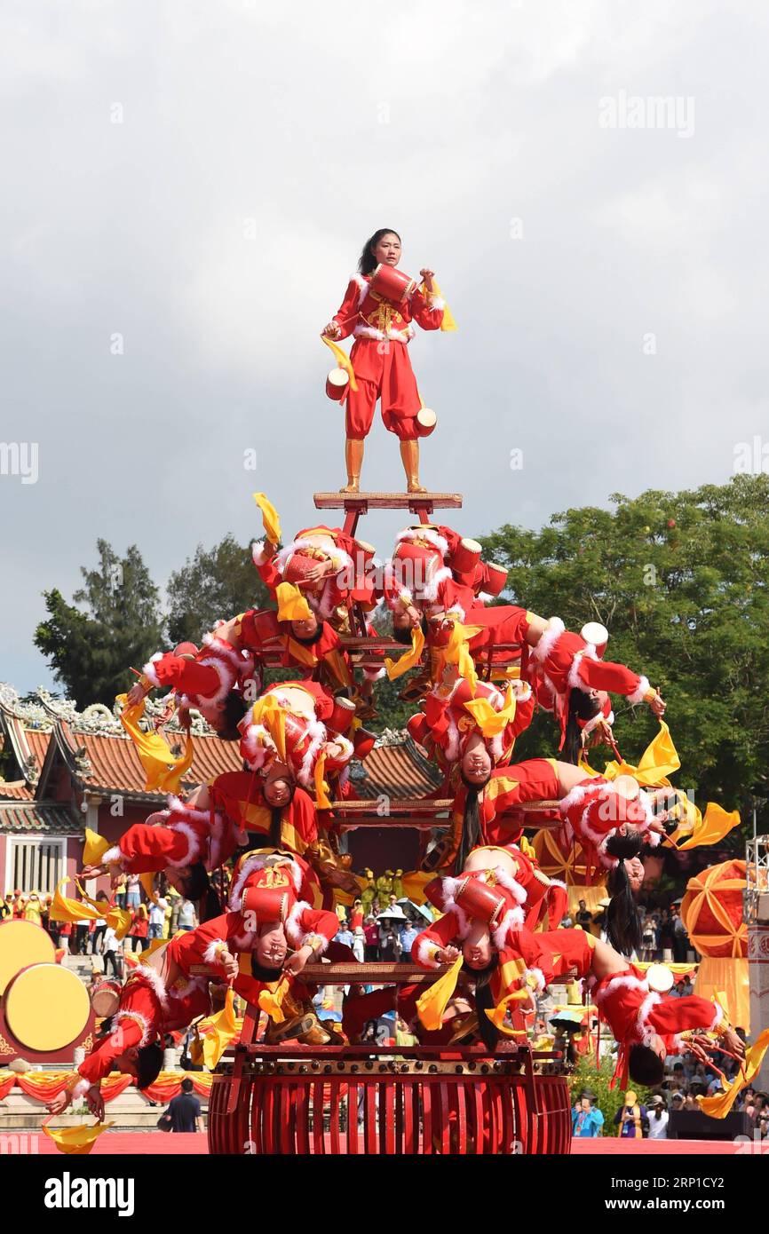 (180626) -- DONGSHAN, le 26 juin 2018 -- des artistes organisent un spectacle de batterie à la cérémonie d'ouverture du 27e Festival culturel et touristique Cross-Strait Guan Di dans le comté de Dongshan, dans la province du Fujian du sud-est de la Chine, le 26 juin 2018. Guan Di (littéralement empereur Guan) est le nom déifié de Guan Yu, un ancien général largement vénéré par les Chinois. Le festival a invité quelque 1 400 invités de la Chine continentale et du sud-est de la Chine Taiwan. (lmm) CHINA-FUJIAN-GUAN YU-CULTURE-TOURISM-FESTIVAL (CN) JiangxKehong PUBLICATIONxNOTxINxCHN Banque D'Images