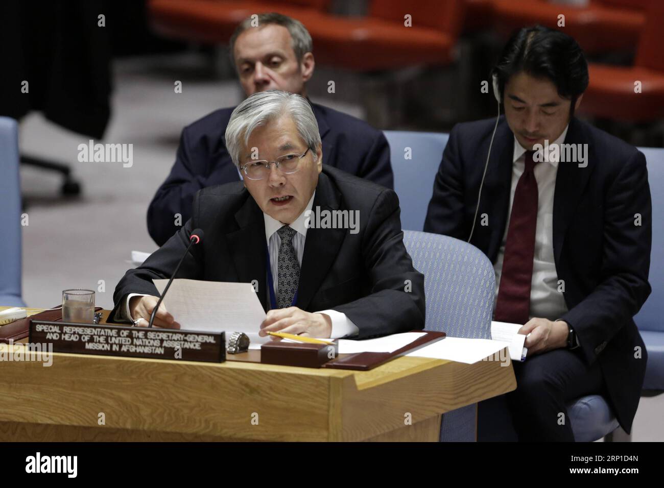 (180627) -- NATIONS UNIES, 27 juin 2018 -- Tadamichi Yamamoto (front), représentant spécial du Secrétaire général des Nations Unies et chef de la Mission d'assistance des Nations Unies en Afghanistan, informe le Conseil de sécurité de la situation en Afghanistan, au siège des Nations Unies à New York, le 26 juin 2018. Les orateurs participant à une réunion du Conseil de sécurité des Nations Unies sur la situation en Afghanistan ont déclaré mardi que l'Afghanistan avait des occasions sans précédent de rechercher la paix et de consolider ses fondements politiques. (yk) CONSEIL DE SÉCURITÉ des Nations Unies-AFGHANISTAN LixMuzi PUBLICATIONxNOTxINxCH Banque D'Images