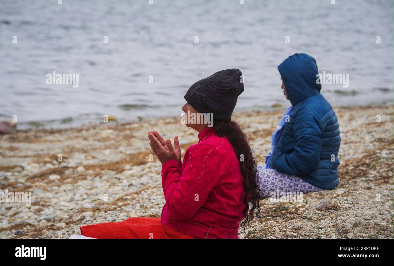 (180628) -- ALI, 28 juin 2018 -- les pèlerins indiens prient pour la bénédiction sur la rive du lac Mapam Yumco, un site sacré hindou et bouddhiste, dans la préfecture d'Ali, dans la région autonome du Tibet du sud-ouest de la Chine, le 26 juin 2018. Cette année, le col de Nathu la devrait voir environ 500 pèlerins officiellement organisés de l'Inde qui feront le pèlerinage de 2 874 km, selon Yang Zhigang, directeur adjoint du bureau des affaires étrangères et des affaires chinoises d'outre-mer dans la ville de Xigaze. )(mcg) CHINE-TIBET-ALI-PÈLERINS INDIENS (CN) LiuxDongjun PUBLICATIONxNOTxINxCHN Banque D'Images