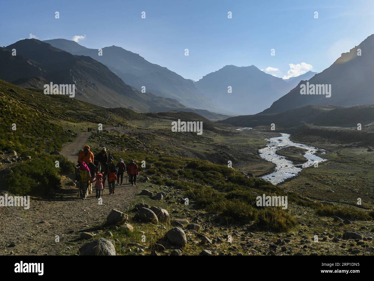 (180628) -- ALI, 28 juin 2018 -- des pèlerins indiens font un pèlerinage au mont Kangrinboqe, un site sacré hindou et bouddhiste, dans la préfecture d'Ali, dans la région autonome du Tibet du sud-ouest de la Chine, le 26 juin 2018. Cette année, le col de Nathu la devrait voir environ 500 pèlerins officiellement organisés de l'Inde qui feront le pèlerinage de 2 874 km, selon Yang Zhigang, directeur adjoint du bureau des affaires étrangères et des affaires chinoises d'outre-mer dans la ville de Xigaze. )(mcg) CHINE-TIBET-ALI-PÈLERINS INDIENS (CN) LiuxDongjun PUBLICATIONxNOTxINxCHN Banque D'Images