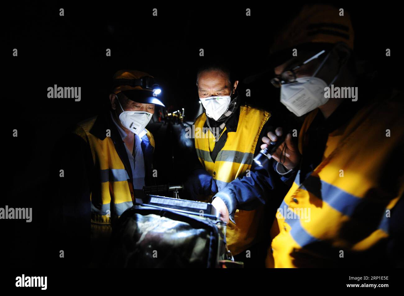 (180629) -- GOLMUD, 29 juin 2018 -- les ouvriers de maintenance surveillent les données de la voie du tunnel de Xinguanjiao, le tunnel ferroviaire de plateau le plus long du monde, le long du chemin de fer Qinghai-Tibet dans la province de Qinghai au nord-ouest de la Chine, 27 juin 2018. D’une longueur de 32,6 kilomètres, le tunnel a été mis en service fin 2014. )(mcg) CHINA-QINGHAI-XINGUANJIAO TUNNEL-MAINTENANCE (CN) HouxDeqiang PUBLICATIONxNOTxINxCHN Banque D'Images