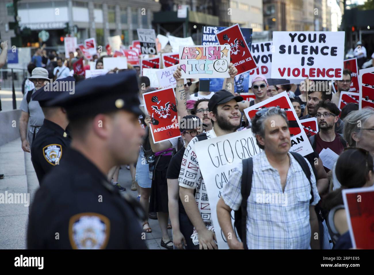 (180629) -- NEW YORK, le 29 juin 2018 -- des gens participent à la marche pour abolir LA manifestation ICE à New York, aux États-Unis, le 29 juin 2018. Des centaines de personnes ont pris part à la marche vendredi, appelant à l'abolition complète de l'Immigration and Customs Enforcement (ICE) et à la fin de l'incarcération massive des immigrants illégaux. MANIFESTATION ANTI-DÉPORTATION ÉTATS-UNIS-NEW YORK-WANGXYING PUBLICATIONXNOTXINXCHN Banque D'Images