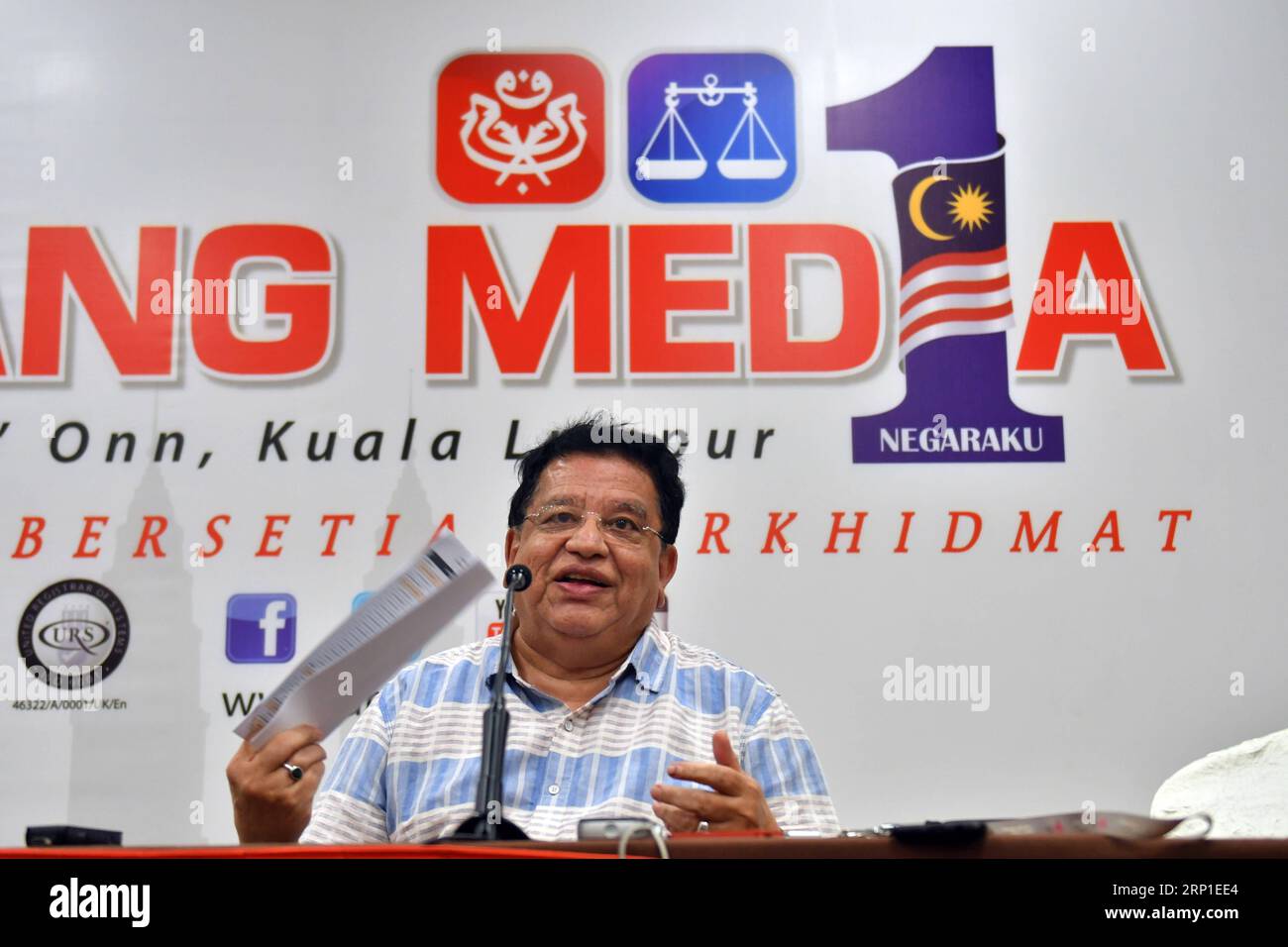 (180701) -- KUALA LUMPUR, le 1 juillet 2018 -- le secrétaire général de l'Organisation nationale des Malais Unis (UMNO) en Malaisie Tengku Adnan Tengku Mansor prononce une conférence de presse à Kuala Lumpur, Malaisie, le 1 juillet 2018. L ancien parti au pouvoir en Malaisie, l Organisation nationale des Malais Unis, a élu un nouveau dirigeant samedi après la défaite aux élections générales de mai. L'UMNO a annoncé dans la soirée via Twitter que l'ancien vice-premier ministre Ahmad Zahid Hamidi avait été élu nouveau président, après avoir obtenu le soutien de plus de la moitié des divisions. MALAISIE-KUALA LUMPUR-UMNO-NEW PRESI Banque D'Images