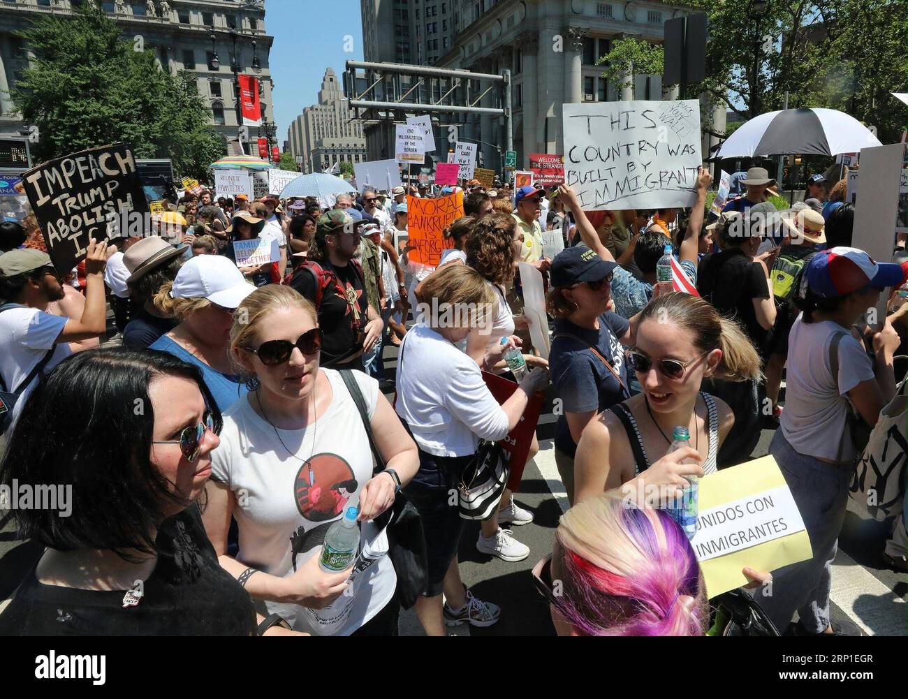 (180630) -- NEW YORK, 30 juin 2018 -- des personnes participent au rassemblement End Family Separation NYC au centre-ville de Manhattan à New York, aux États-Unis, le 30 juin 2018. Des dizaines de milliers d Américains ont défilé et se sont rassemblés à travers les États-Unis pour protester contre la politique d immigration de tolérance zéro de l administration Trump qui a entraîné la séparation de plus de 2 000 enfants de leur famille qui ont franchi illégalement la frontière. Etats-Unis-NEW YORK-POLITIQUE D'IMMIGRATION-PROTESTATION ZhouxSa ang PUBLICATIONxNOTxINxCHN Banque D'Images