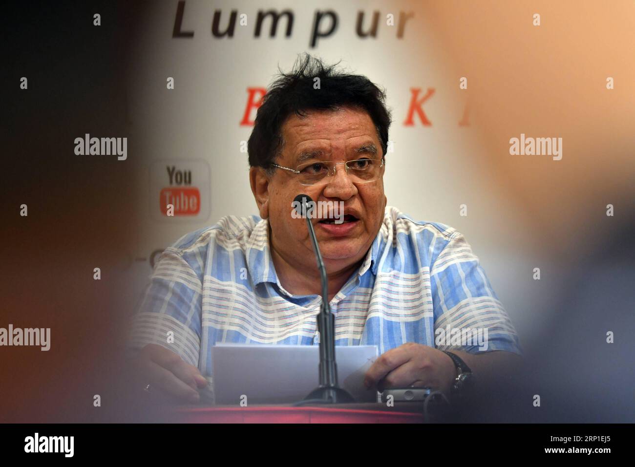 (180701) -- KUALA LUMPUR, le 1 juillet 2018 -- le secrétaire général de l'Organisation nationale des Malais Unis (UMNO) en Malaisie Tengku Adnan Tengku Mansor prononce une conférence de presse à Kuala Lumpur, Malaisie, le 1 juillet 2018. L ancien parti au pouvoir en Malaisie, l Organisation nationale des Malais Unis, a élu un nouveau dirigeant samedi après la défaite aux élections générales de mai. L'UMNO a annoncé dans la soirée via Twitter que l'ancien vice-premier ministre Ahmad Zahid Hamidi avait été élu nouveau président, après avoir obtenu le soutien de plus de la moitié des divisions. MALAISIE-KUALA LUMPUR-UMNO-NEW PRESI Banque D'Images