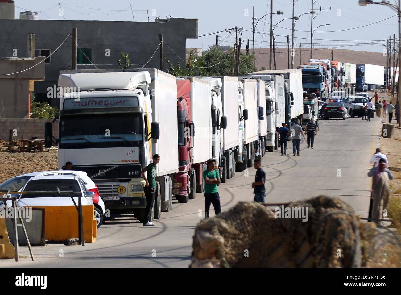 (180701) -- AMMAN, le 1 juillet 2018 -- des camions chargés d'aide aux Syriens déplacés attendent de traverser la frontière entre la Jordanie et le côté syrien à Jabir As Sirhan, Jordanie, le 1 juillet 2018. Jumana Ghneimat, ministre d'État jordanien chargé des affaires médiatiques, a annoncé samedi que les forces armées jordaniennes avaient commencé à envoyer de l'aide humanitaire sur le territoire syrien. Des milliers de réfugiés syriens ont commencé à quitter leurs foyers à Daraa en Syrie et se sont dirigés vers les frontières avec la Jordanie. JORDANIE-MAFRAQ-AIDE HUMANITAIRE-SYRIE-RÉFUGIÉS MOHAMMADXABUXGHOSH PUBLICATIONXNOTXINXCHN Banque D'Images